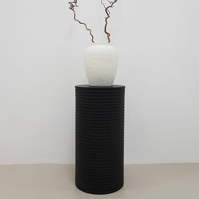 Raya - Minimal Onyx Ribbed Plinth