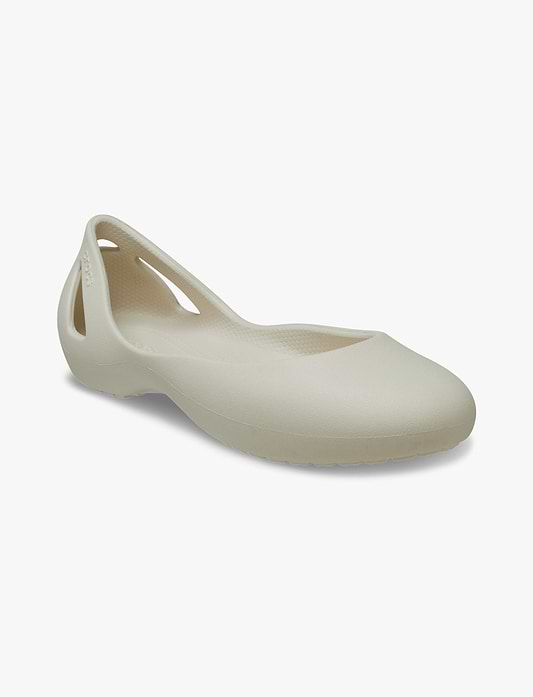 Crocs Kadee Flat -  נעלי קרוקס קיידי שטוחות לנשים בצבע סטוקו
