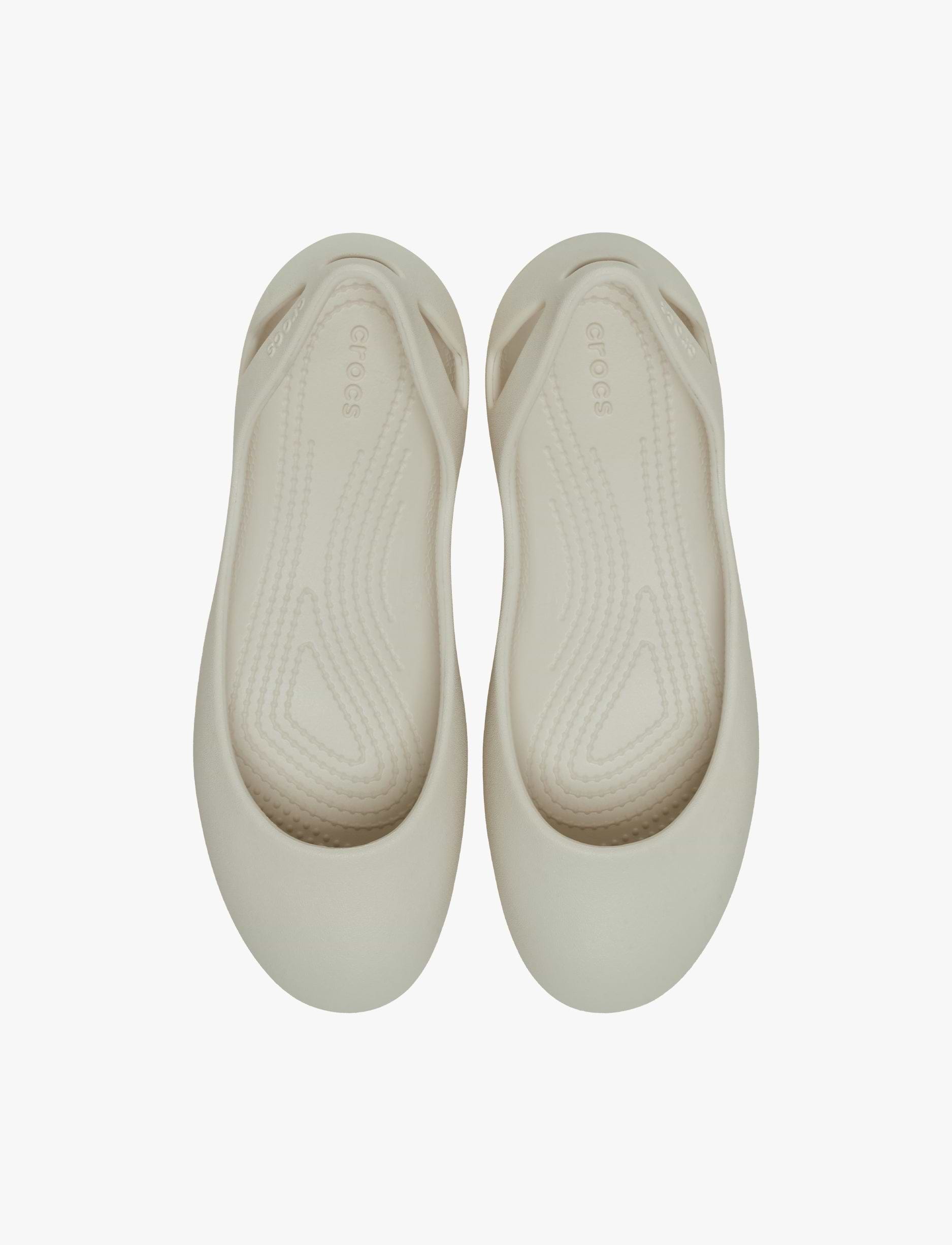 Crocs Kadee Flat -  נעלי קרוקס קיידי שטוחות לנשים בצבע סטוקו