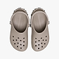 Crocs Classic Studded Clog - כפכפי קרוקס קלוג בעיטור ניטים בצבע טאופ