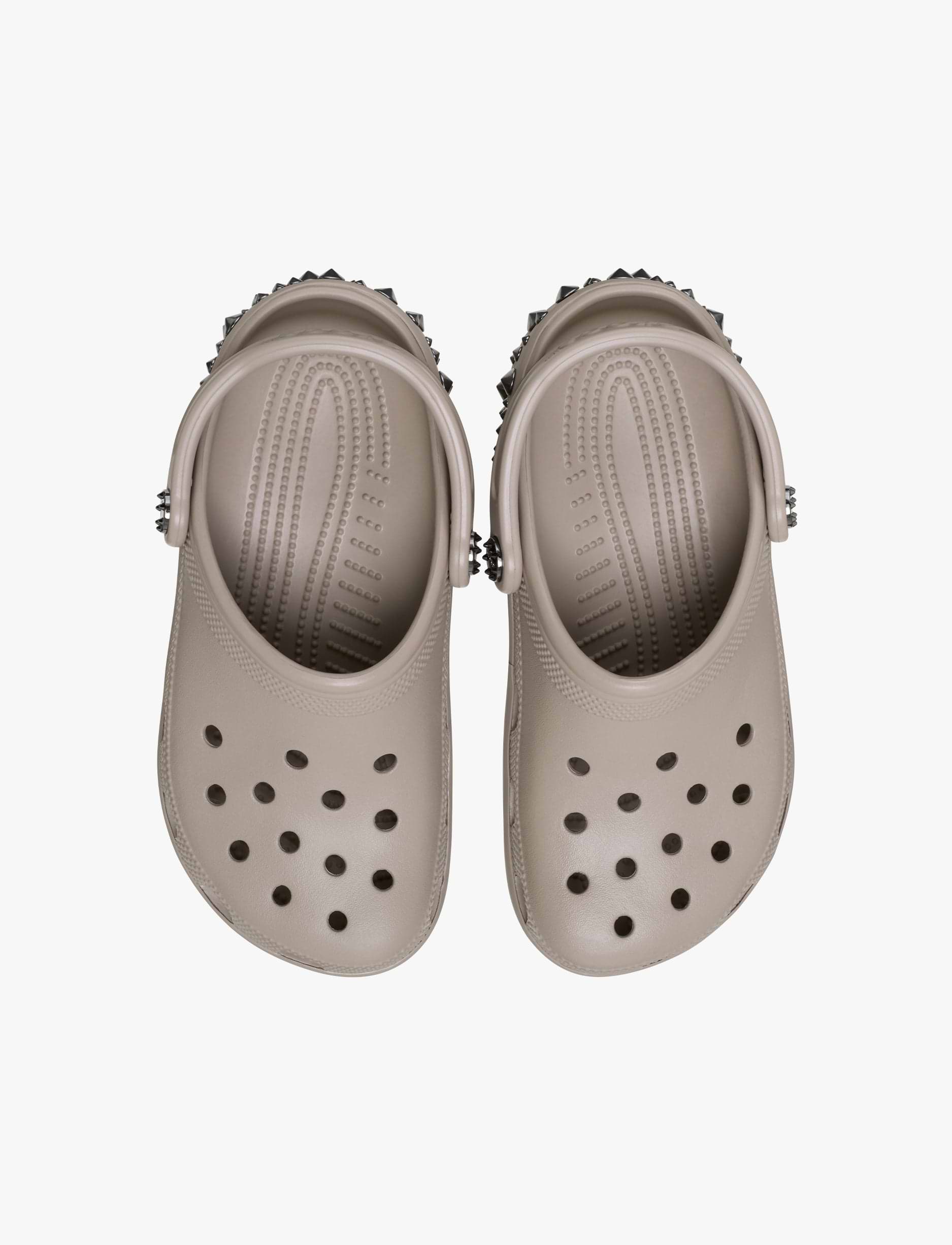 Crocs Classic Studded Clog - כפכפי קרוקס קלוג בעיטור ניטים בצבע טאופ