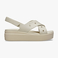Crocs Brooklyn 4U Cross Strap Sandal - סנדלי פלטפורמה קרוקס ברוקלין לנשים בצבע פרפה