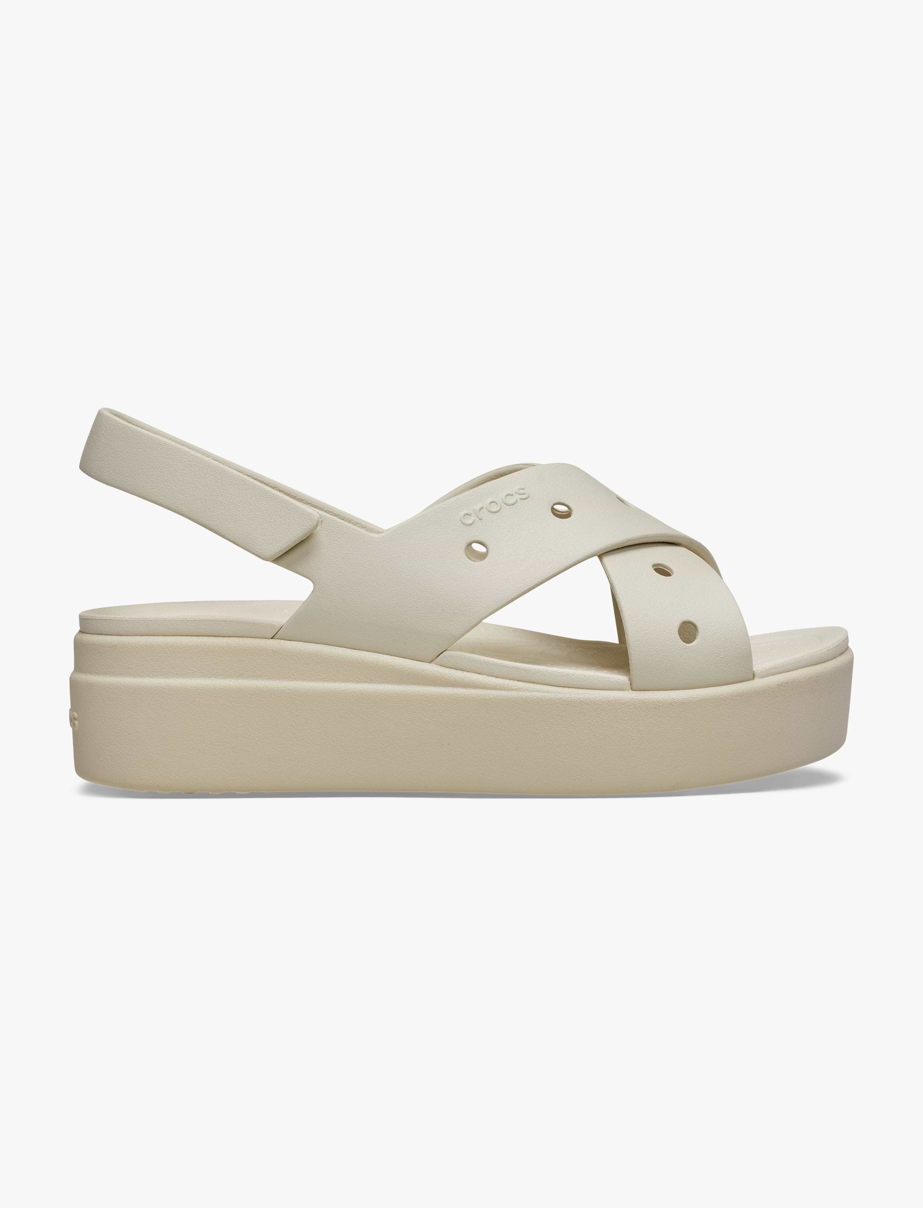 Crocs Brooklyn 4U Cross Strap Sandal - סנדלי פלטפורמה קרוקס ברוקלין לנשים בצבע פרפה