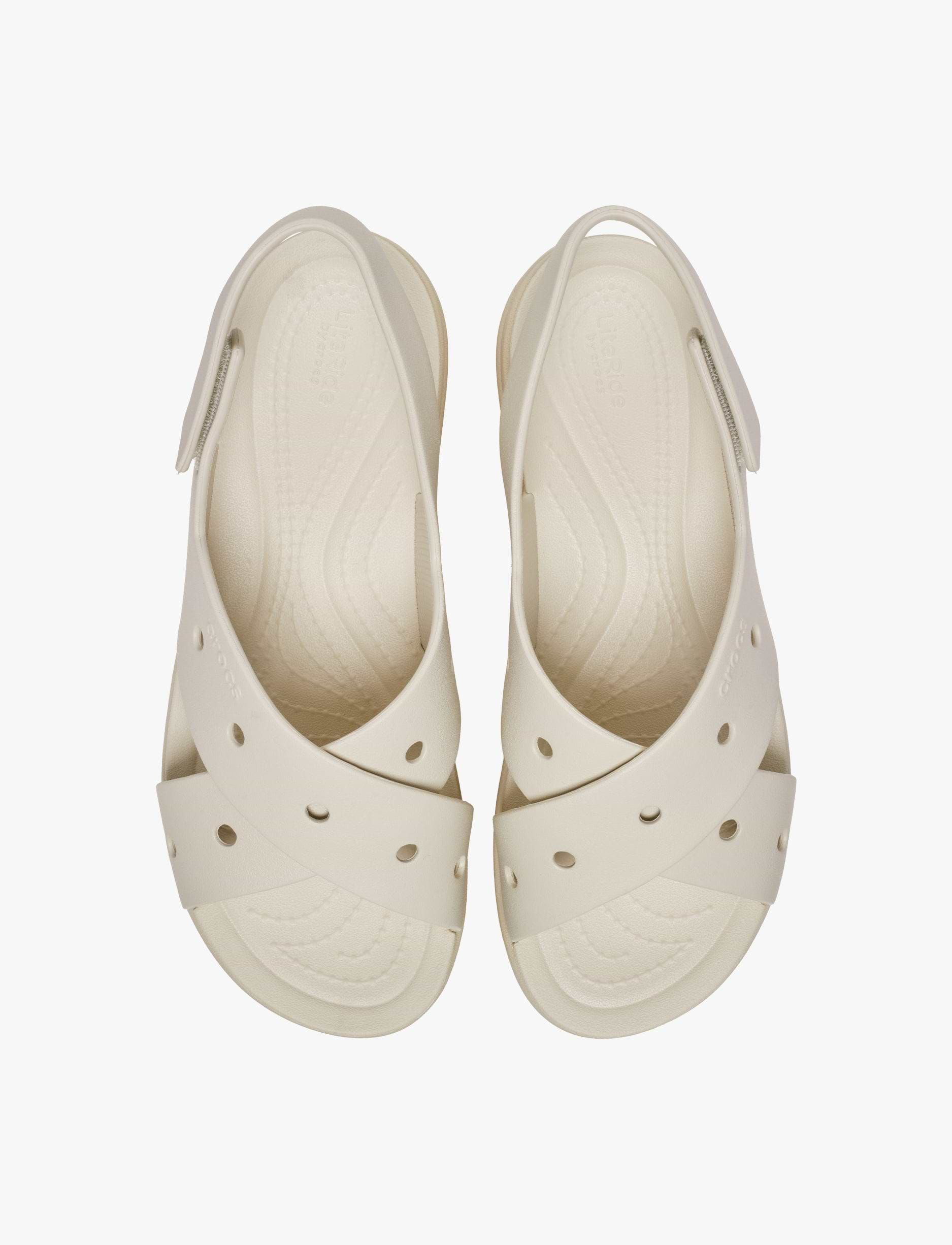 Crocs Brooklyn 4U Cross Strap Sandal - סנדלי פלטפורמה קרוקס ברוקלין לנשים בצבע פרפה