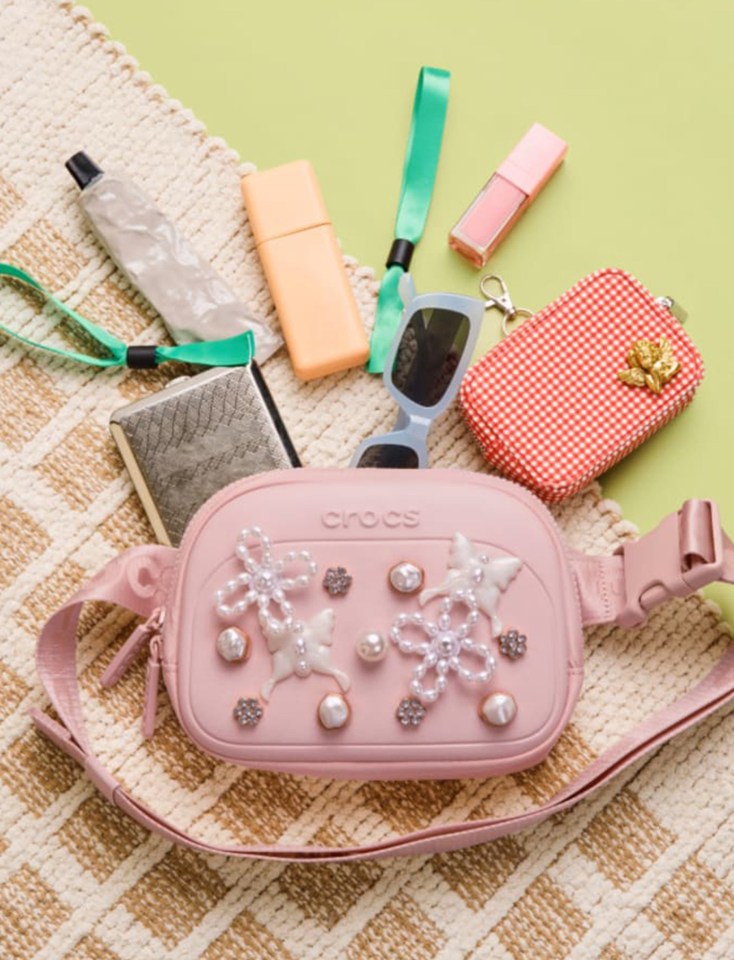 Crocs Belt Bag - פאוץ' קרוקס בצבע ורוד פודרה