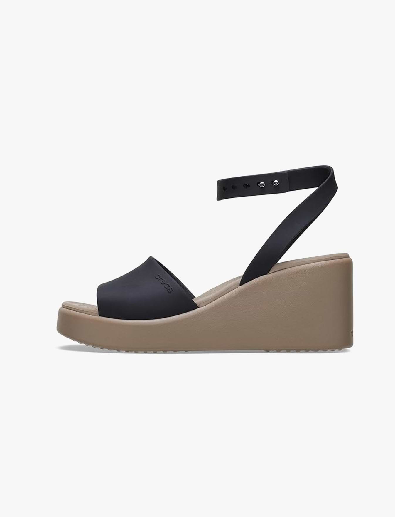Crocs Brooklyn Ankle Strap Wedge - סנדלי פלטפורמה קרוקס לנשים בצבע שחור/משרום