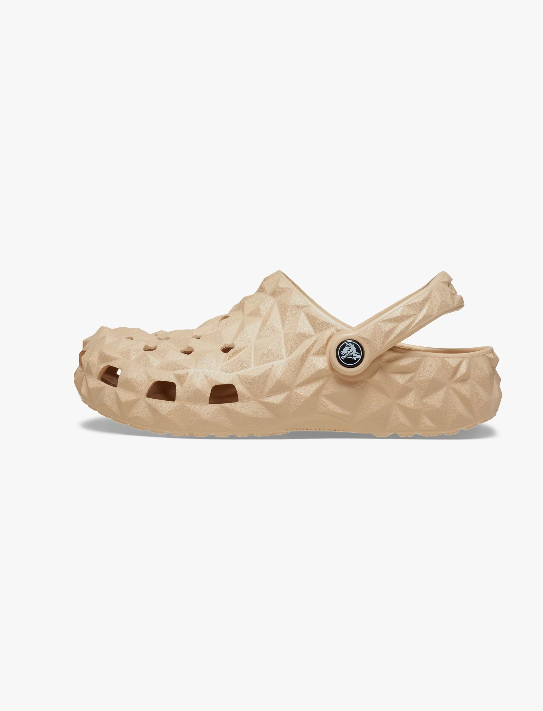 Crocs Classic Geometric Clog - כפכפי קלוג קרוקס בעיצוב צורות גיאומטריות