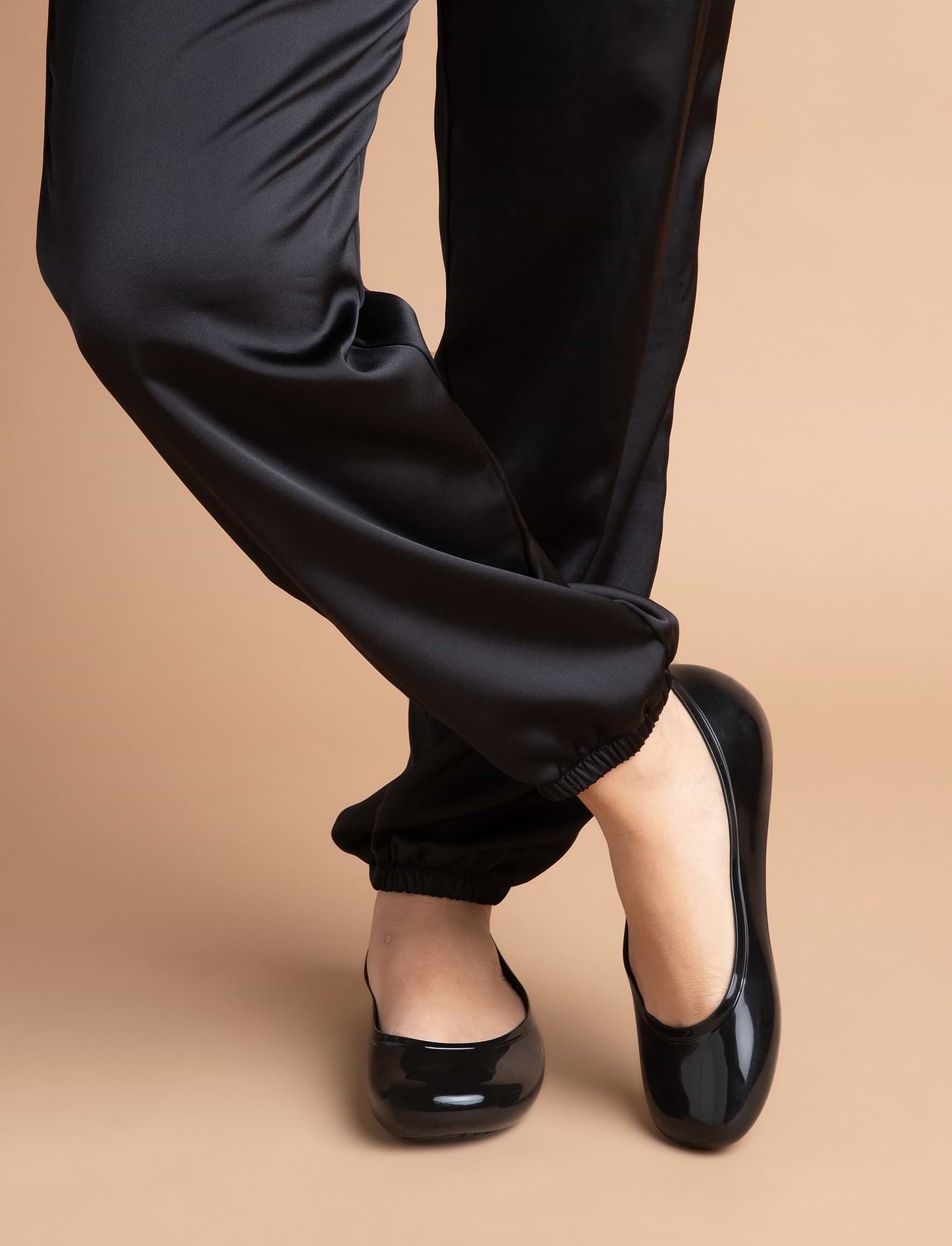 Crocs Brooklyn High Shine Flat - נעלי קרוקס שטוחות לנשים בצבע שחור