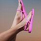 Miami Thong Sandal Crocs - סנדלי אצבע קרוקס לנשים בצבע ורוד