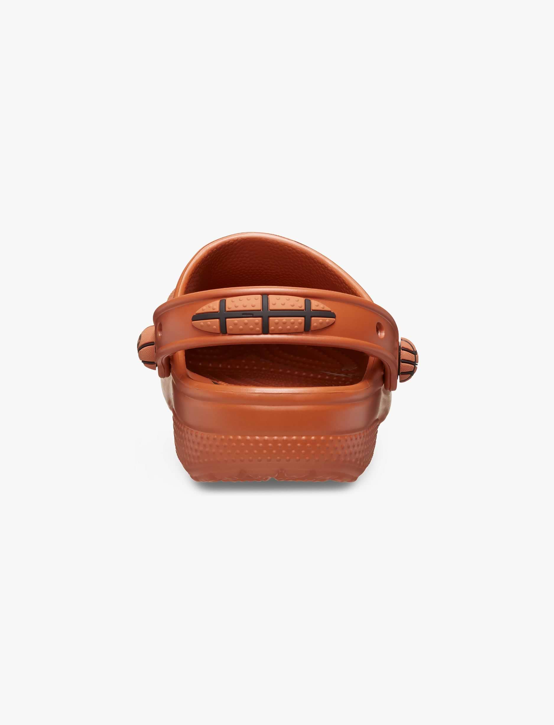Crocs Classic Basketball Clog K - כפכפי קרוקס קלוג לילדים בצבע כתום גזר בהדפס כדור סל