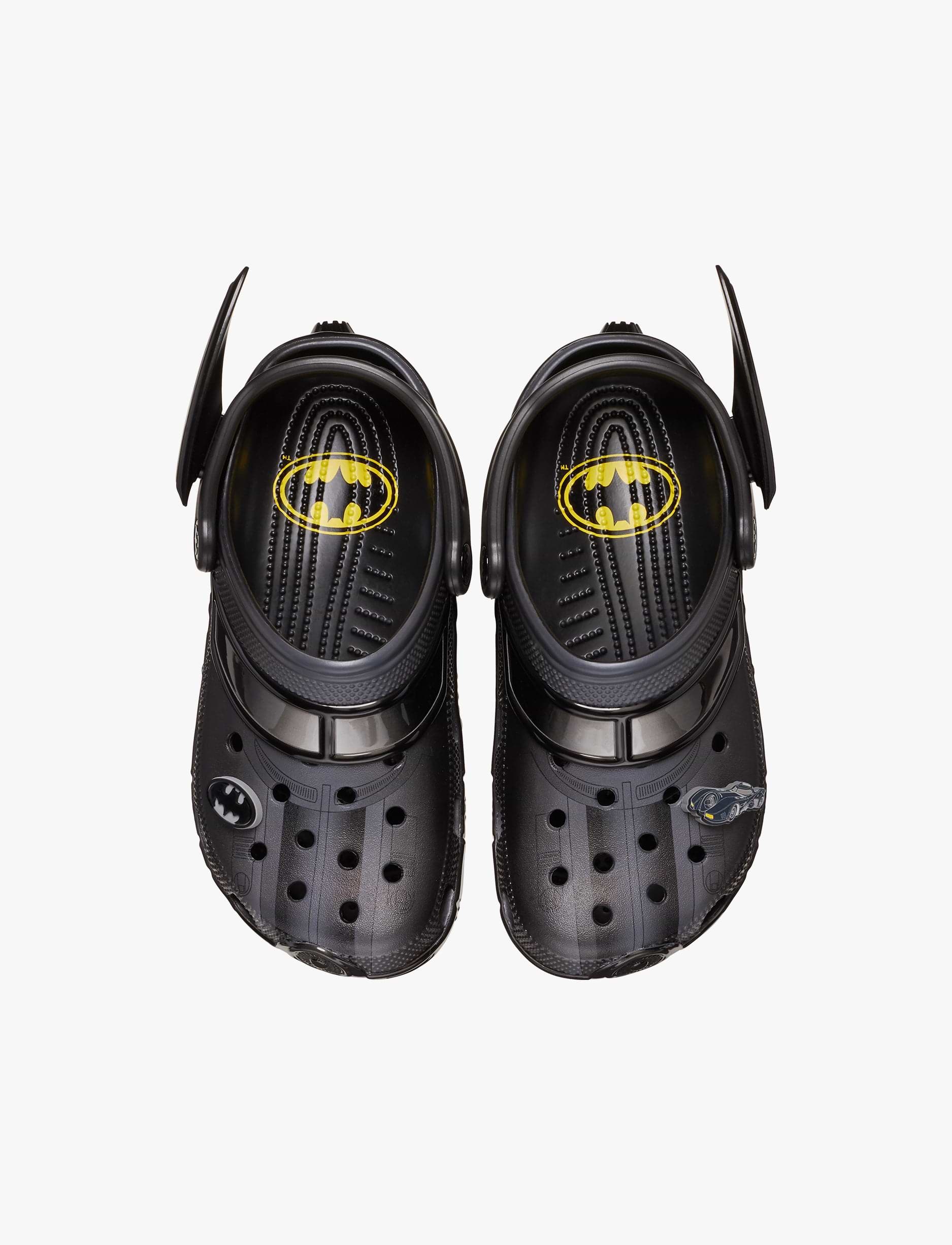 Crocs Batman Batmobile Classic Clog - כפכפי קרוקס באטמן בעיטור כנפי עטלף בצבע שחור
