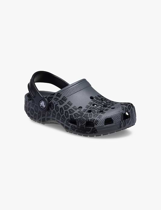 Crocs Classic Tire Print Clog K - כפכפי קלוג קרוקס לילדים בצבע אפור/שחור