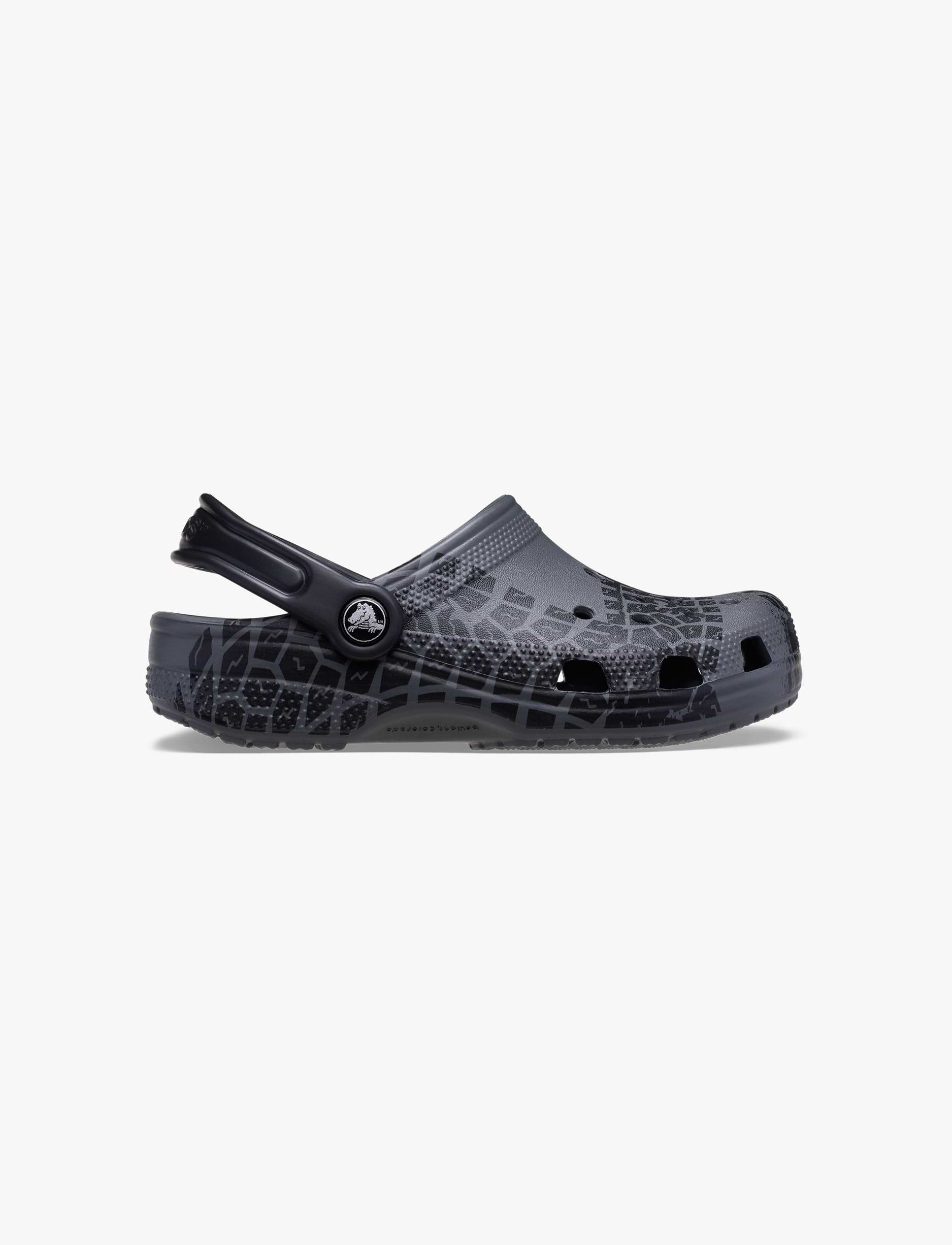 Crocs Classic Tire Print Clog K - כפכפי קלוג קרוקס לילדים בצבע אפור/שחור