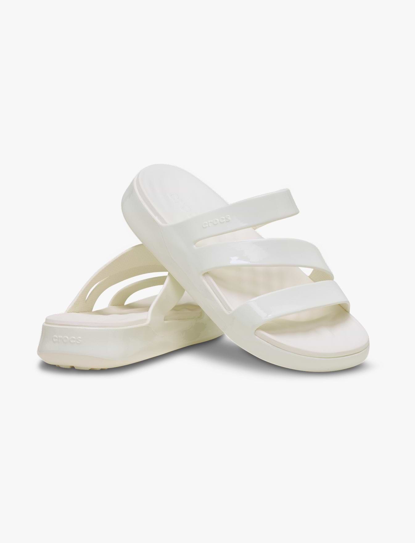 Crocs Getaway Patent Strappy - כפכפי קרוקס לנשים בצבע לבן גיר