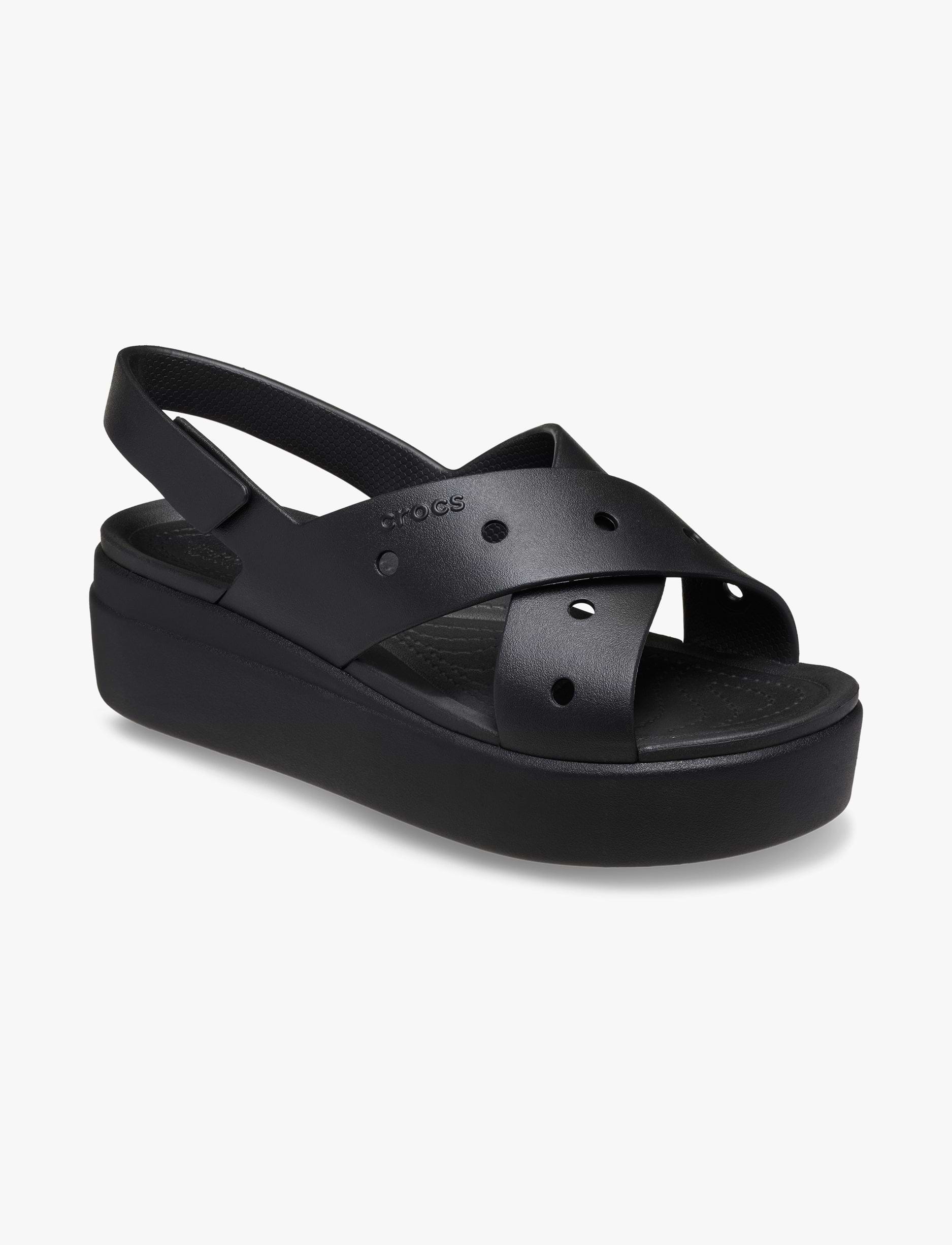 Crocs Brooklyn 4U Cross Strap Sandal - סנדלי פלטפורמה קרוקס ברוקלין לנשים בצבע שחור