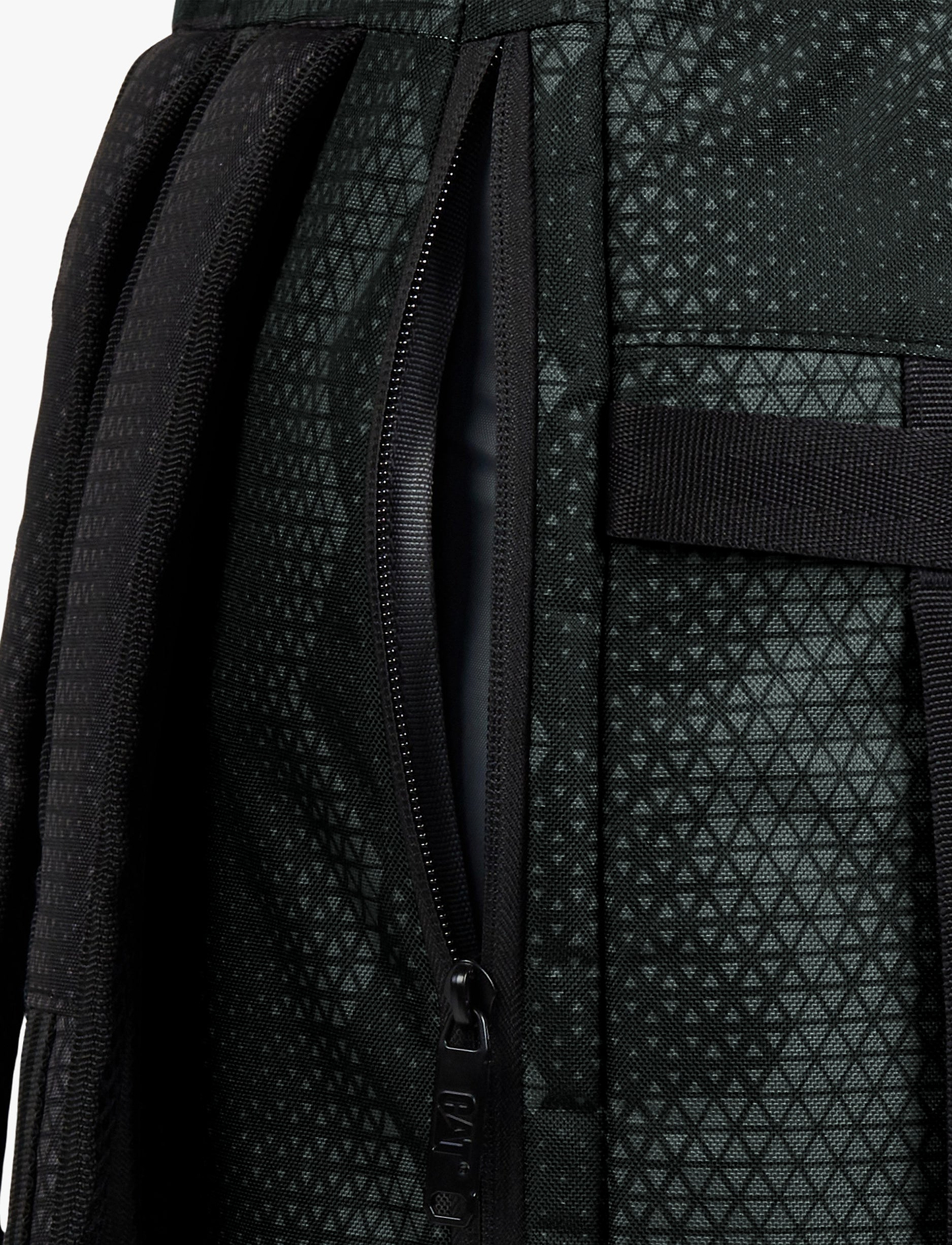 Caterpillar Millennial Classic Bobby Cabin Backpack  - תיק גב קאטרפילר 35 ליטר בצבע שחור בהדפס מיוחד