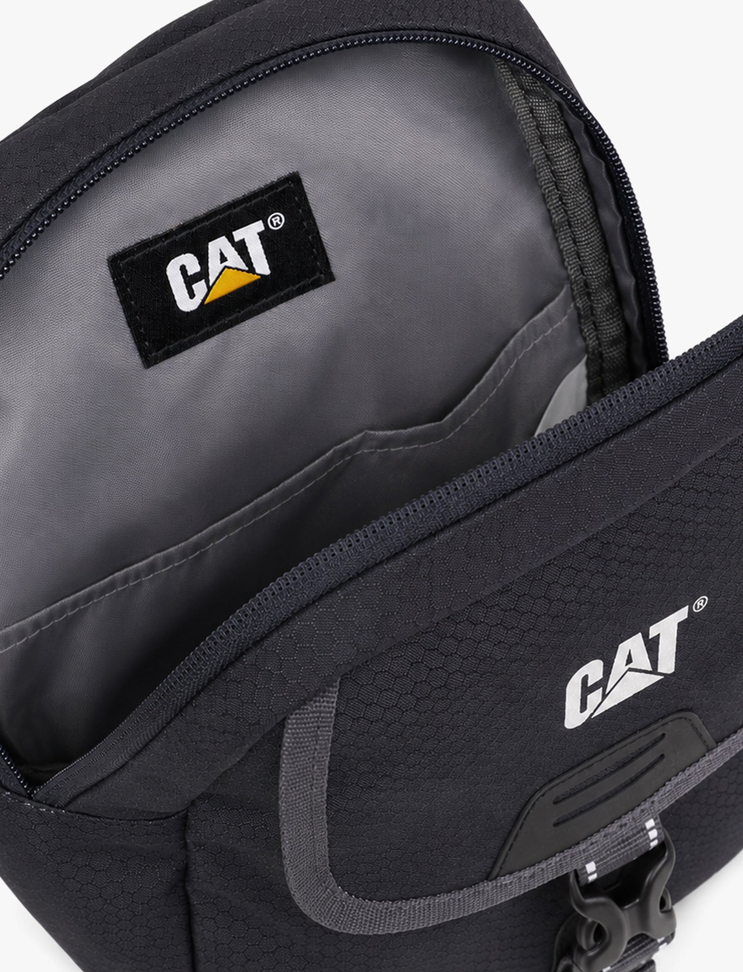 Caterpillar Ajo - תיק גב אלכסוני קאטרפילר 4 ליטר בצבע אספלט כהה