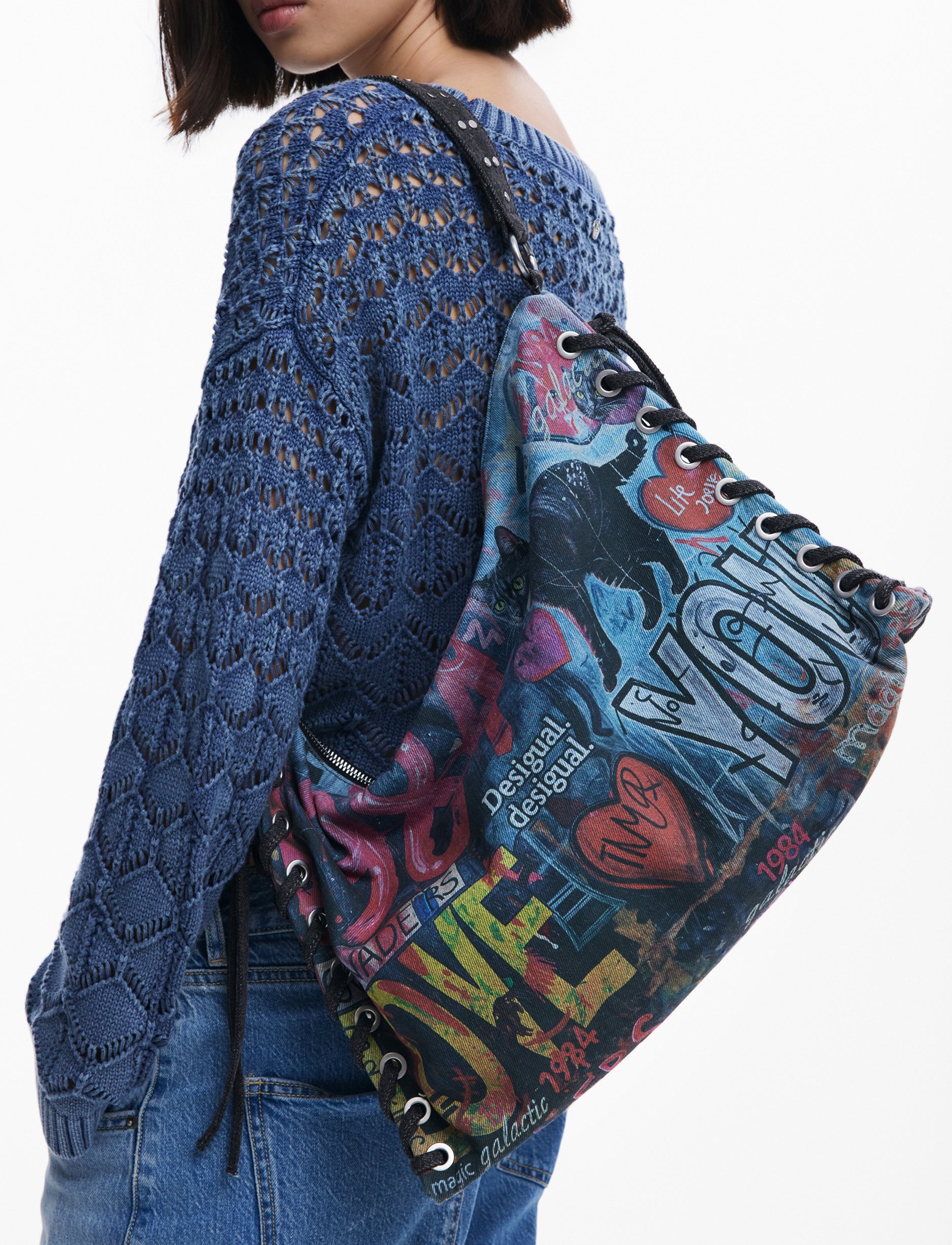 Desigual Bag Pizzicato Leiria 25WAXD23 - תיק צד שחור גרפיטי דיזיגוואל לנשים