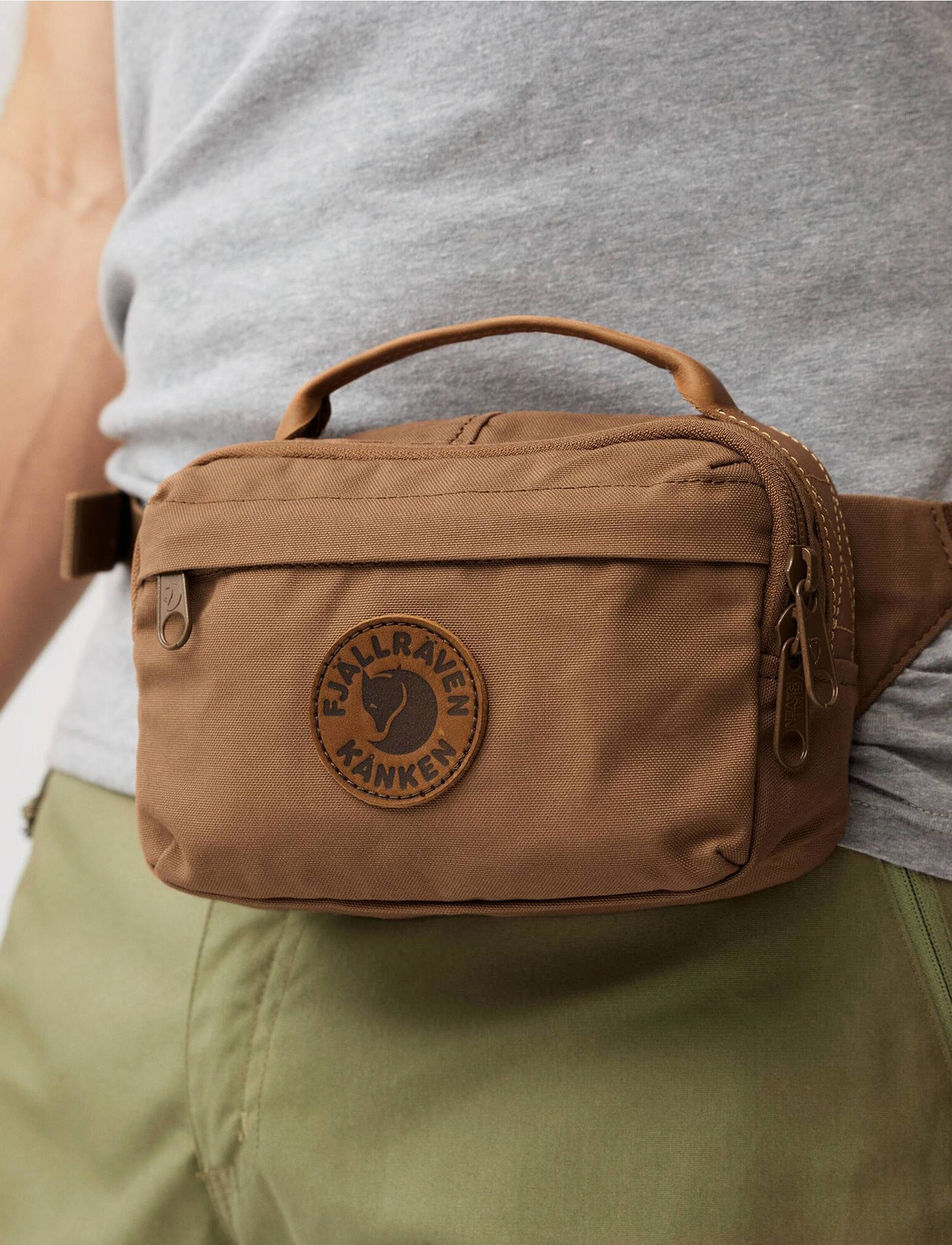 Kanken No. 2 Hip Pack - פאוץ' קנקן בצבע ערמון