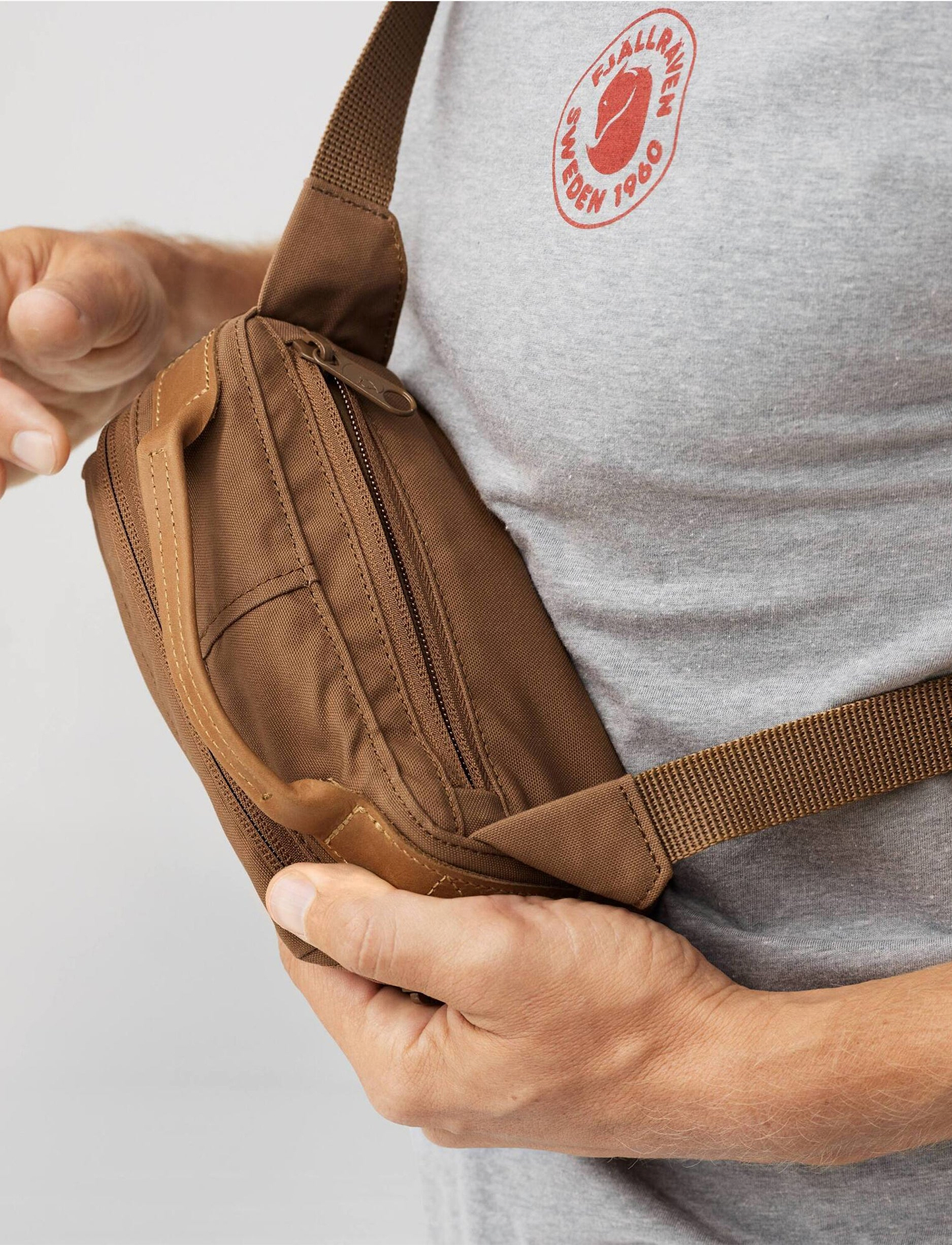 Kanken No. 2 Hip Pack - פאוץ' קנקן בצבע ערמון
