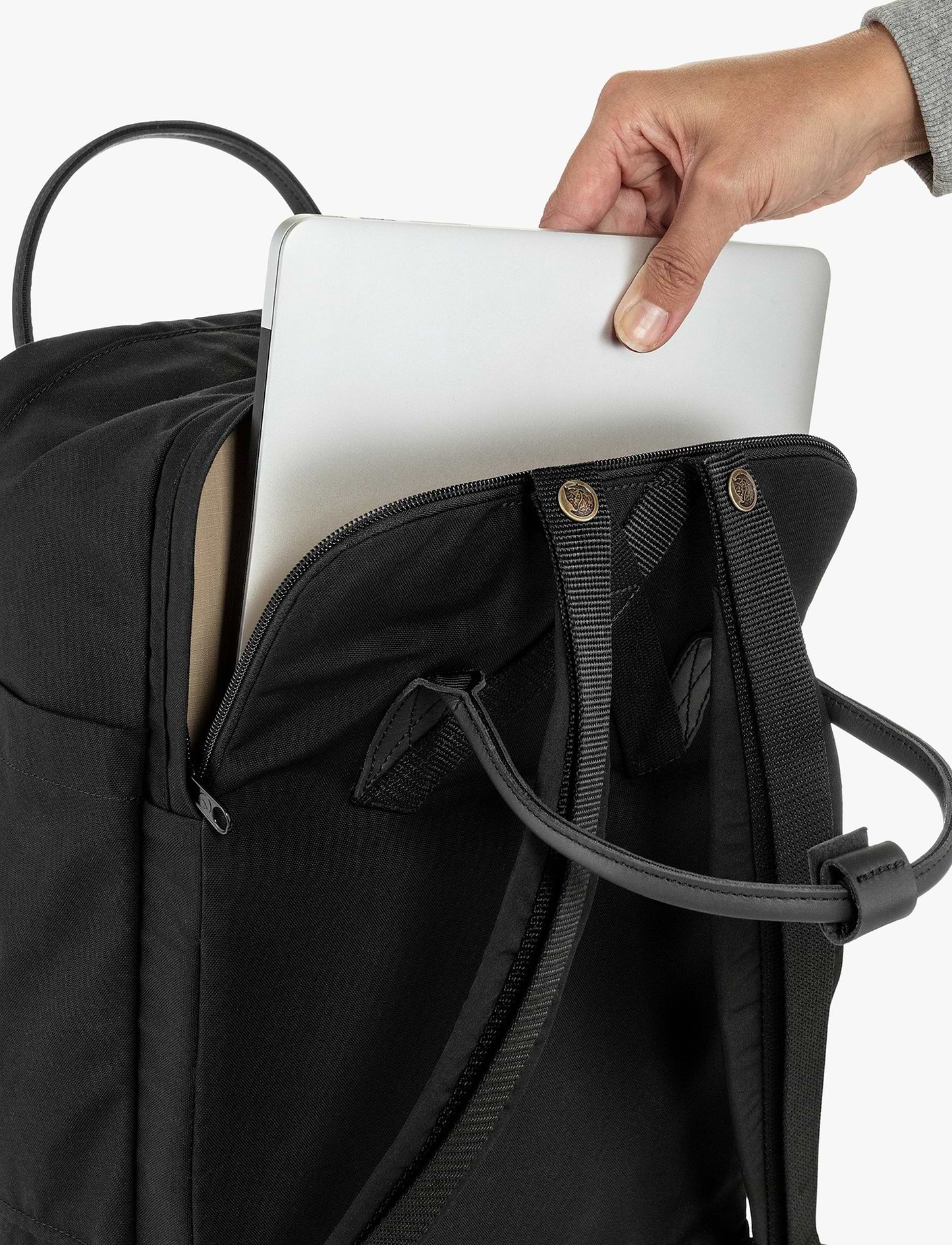 Fjallraven Kanken No. 2 Black Laptop - תיק קנקן 15 ליטר בצבע שחור