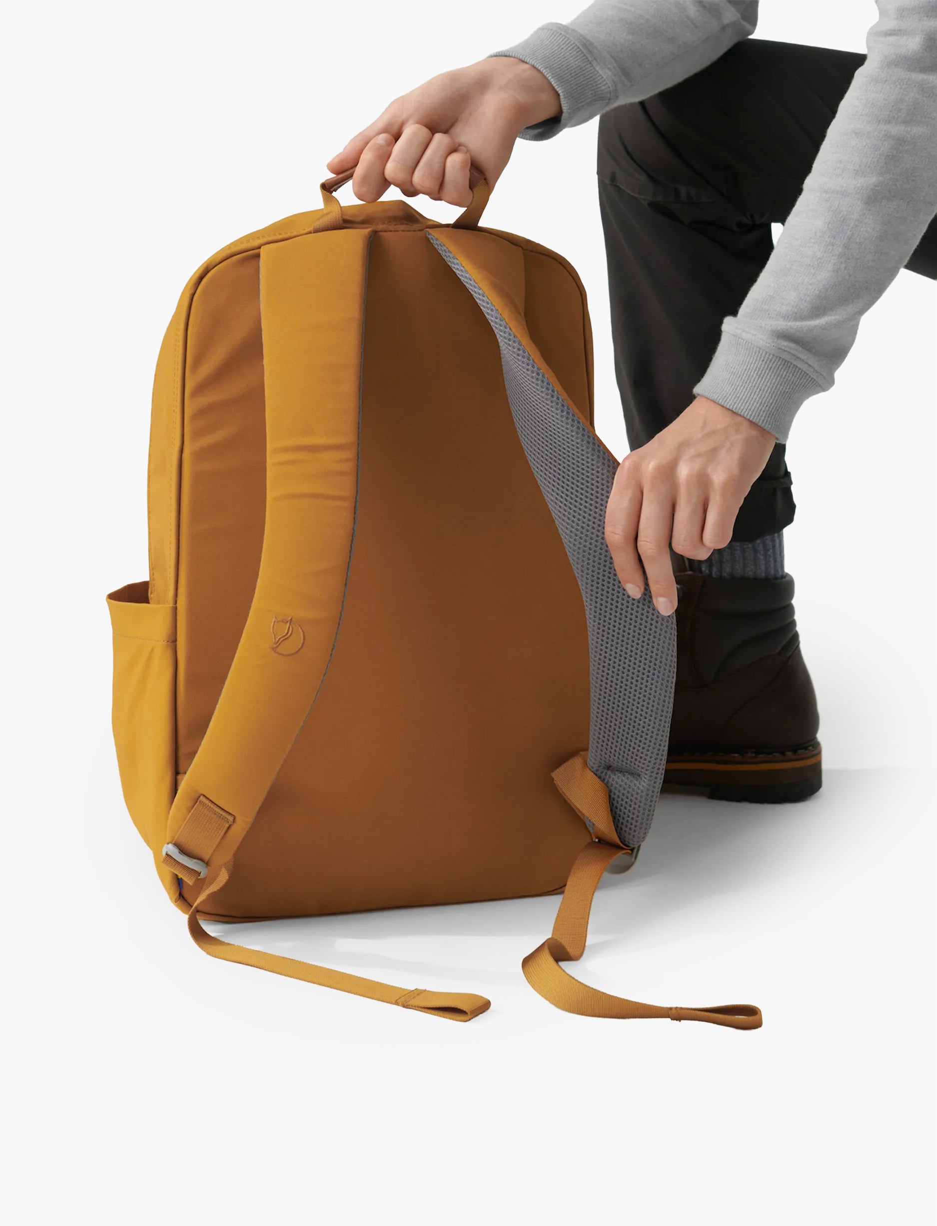 Fjallraven Kanken Raven 28 26052 - תיק גב קנקן 28 ליטר