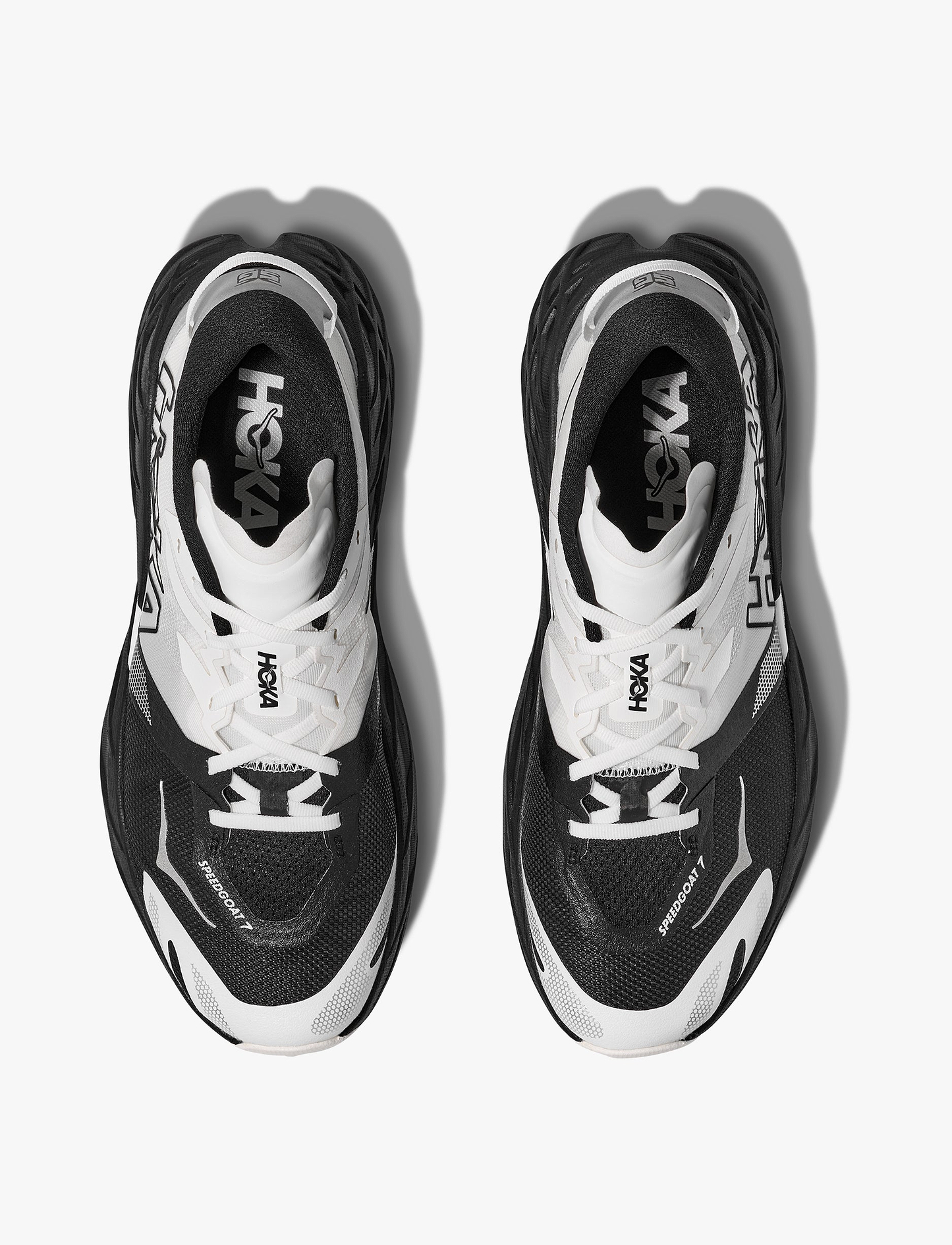 HOKA SPEEDGOAT 7 WIDE - נעלי ספורט נשים ספידגוט 7 רחבות בצבע שחור/לבן