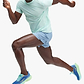 M AIROLITE RUN SHORT SLEEVE - חולצת ריצה לגברים טי אירולייט - שרוול קצר בצבע תכלת