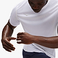 M AIROLITE RUN SHORT SLEEVE - חולצת ריצה לגברים טי אירולייט - שרוול קצר בצבע לבן