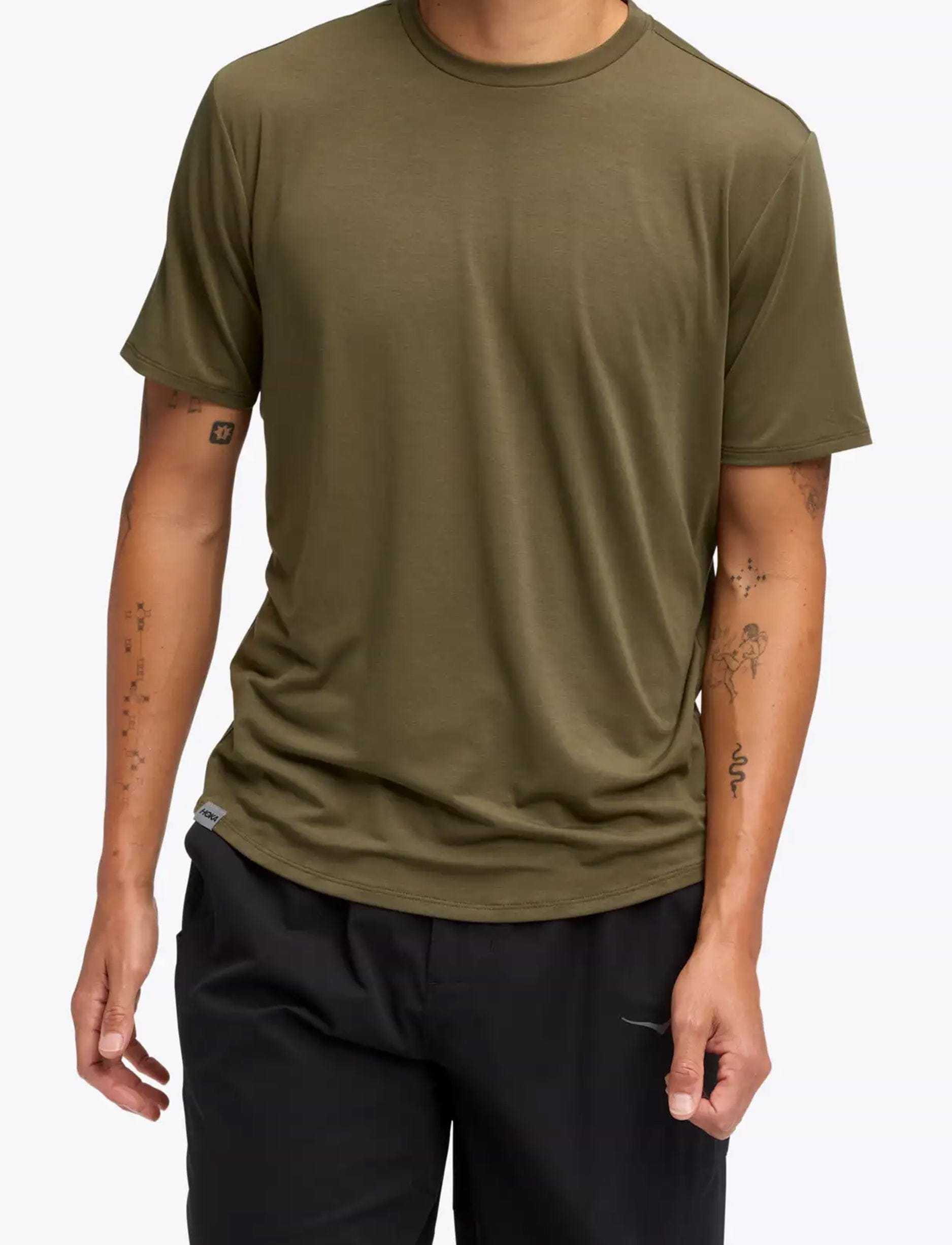 Hoka Essential Tee - חולצת טי שרוול קצר אסנשיאל לגברים בצבע לבן שמנת