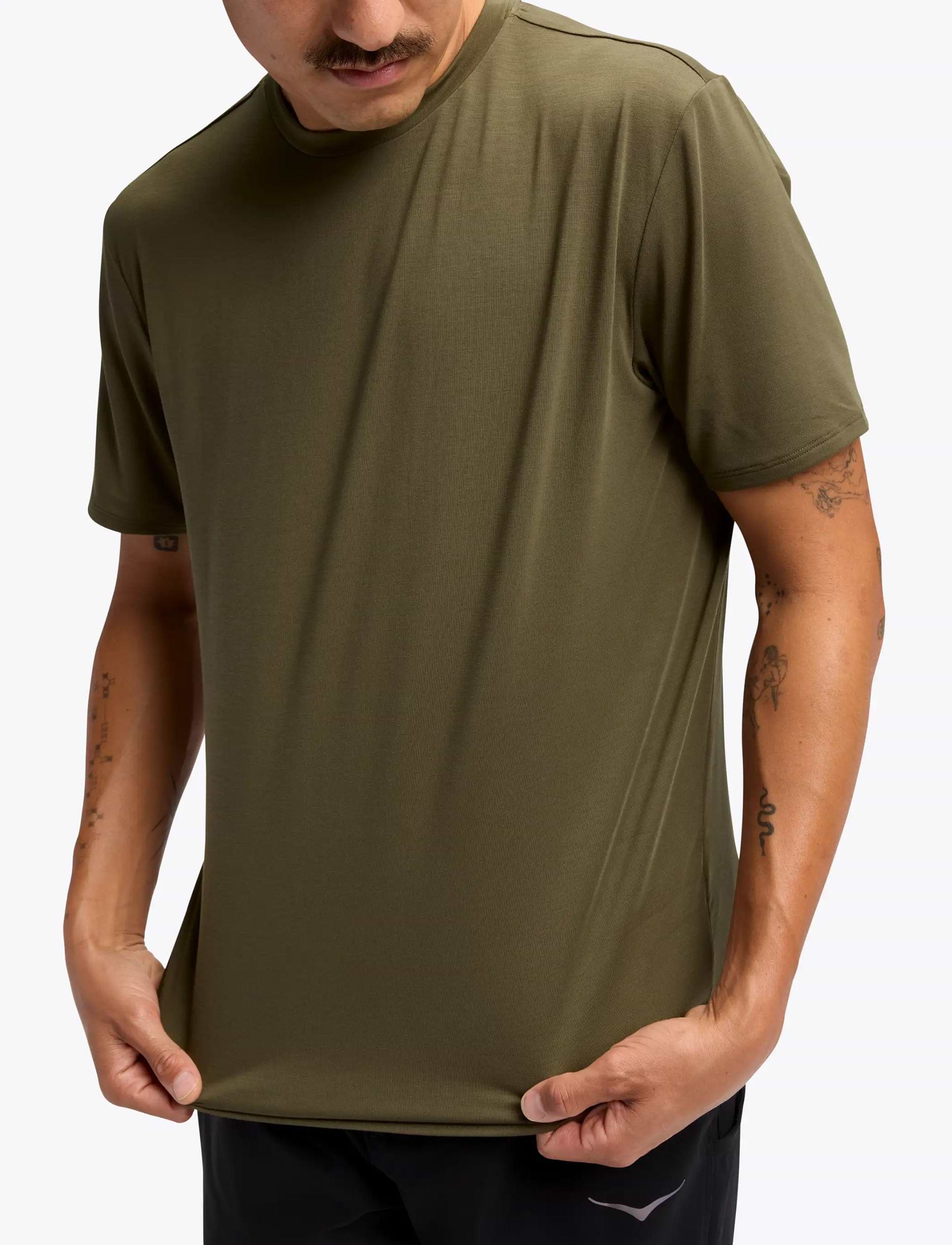 Hoka Essential Tee - חולצת טי שרוול קצר אסנשיאל לגברים בצבע לבן שמנת