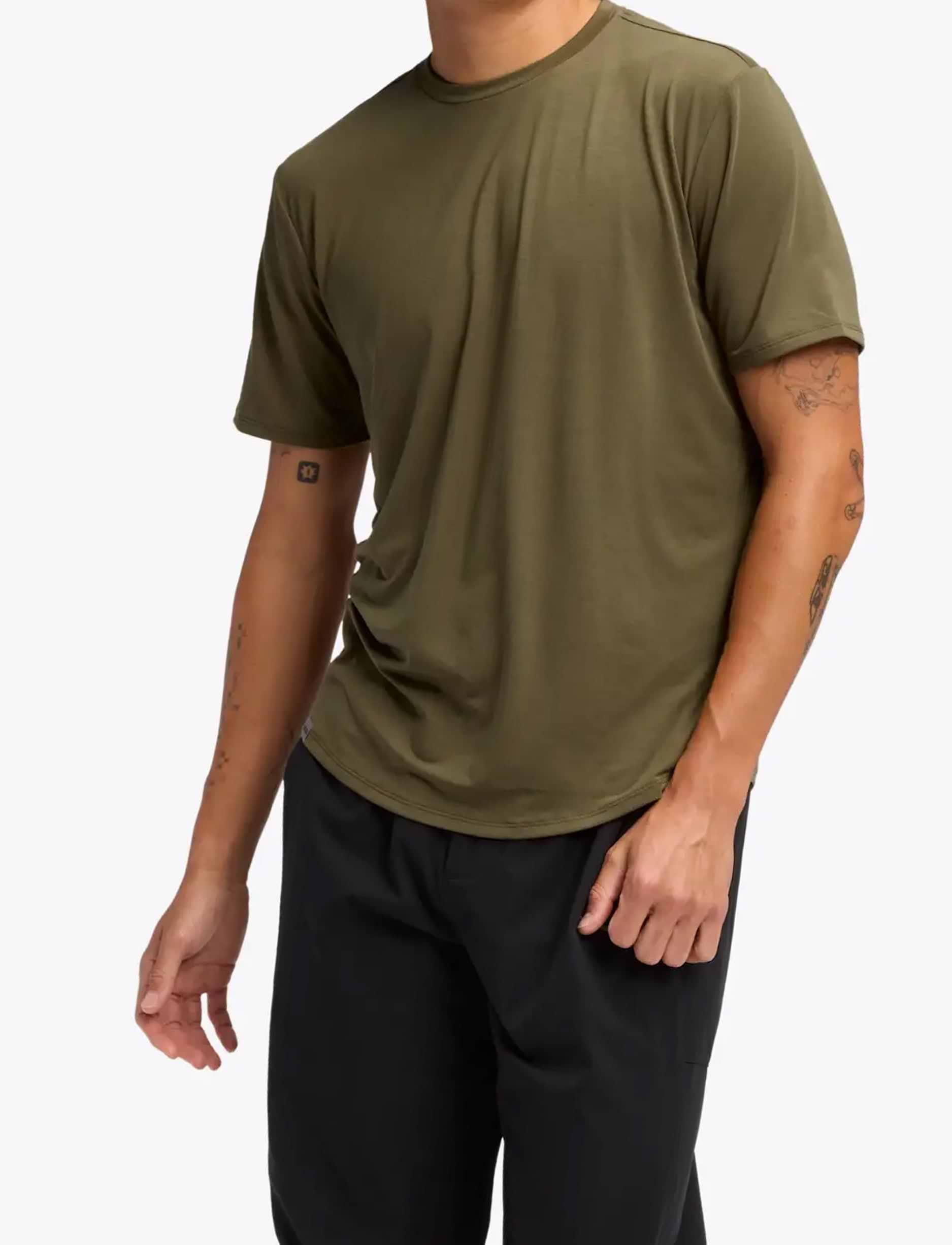 Hoka Essential Tee - חולצת טי שרוול קצר אסנשיאל לגברים בצבע לבן שמנת