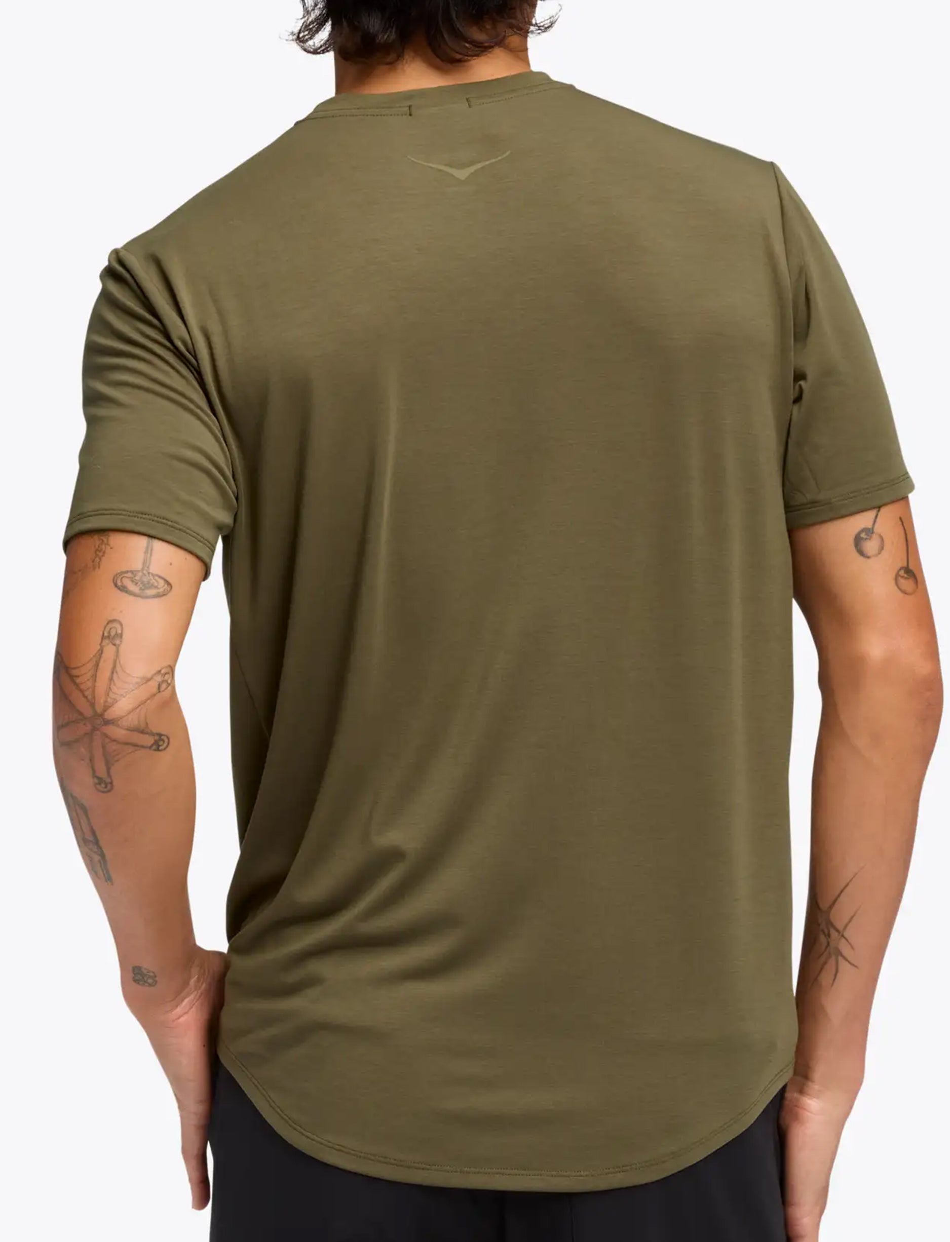 Hoka Essential Tee - חולצת טי שרוול קצר אסנשיאל לגברים בצבע לבן שמנת