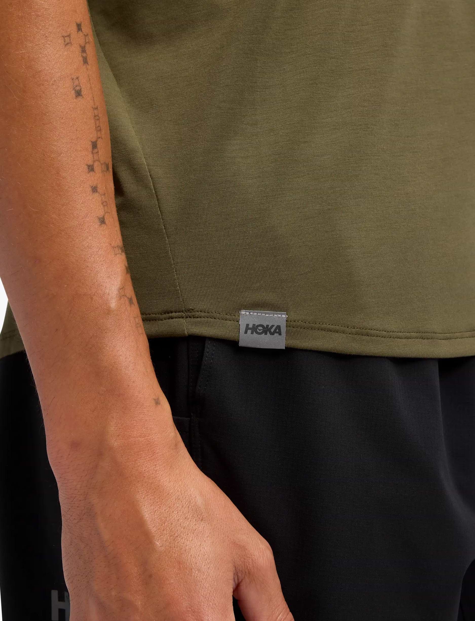 Hoka Essential Tee - חולצת טי שרוול קצר אסנשיאל לגברים בצבע לבן שמנת