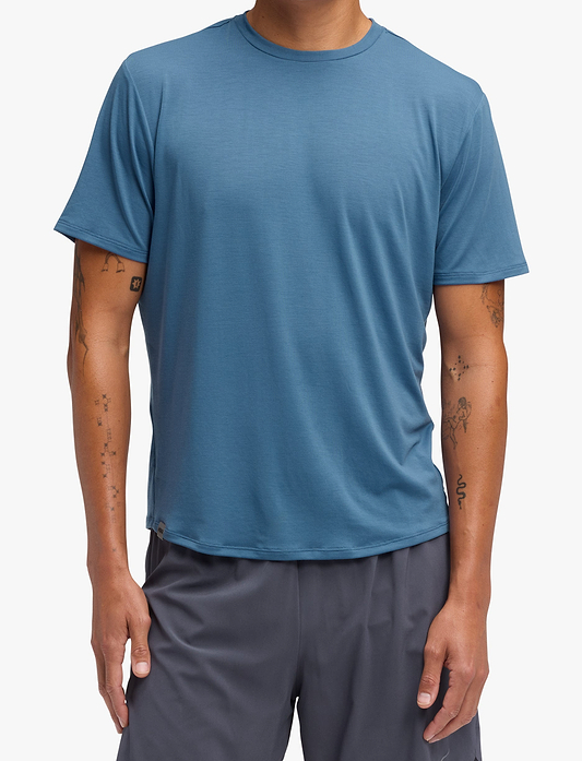 Hoka Essential Tee - חולצת טי שרוול קצר אסנשיאל לגברים בצבע לבן שמנת