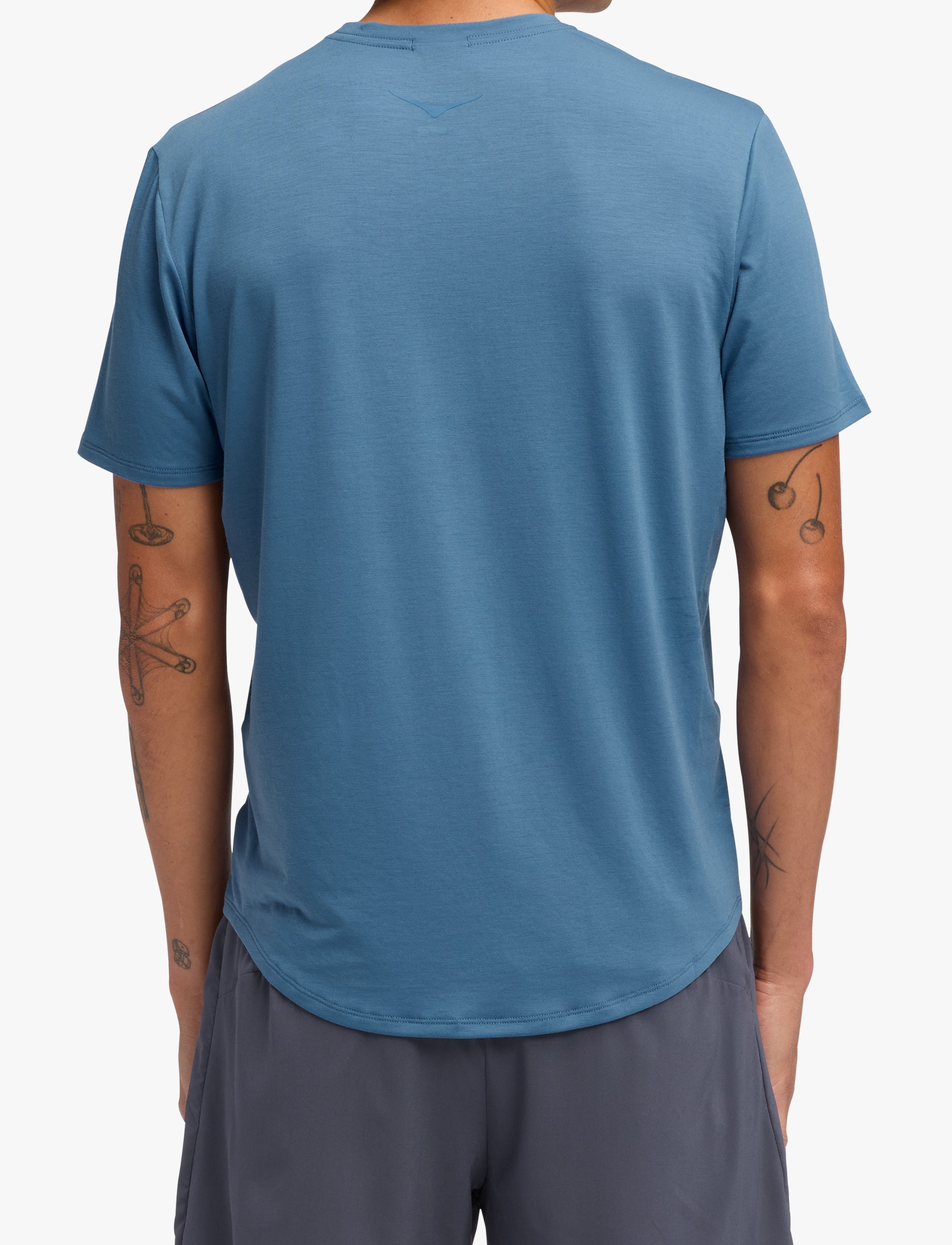 Hoka Essential Tee - חולצת טי שרוול קצר אסנשיאל לגברים בצבע לבן שמנת