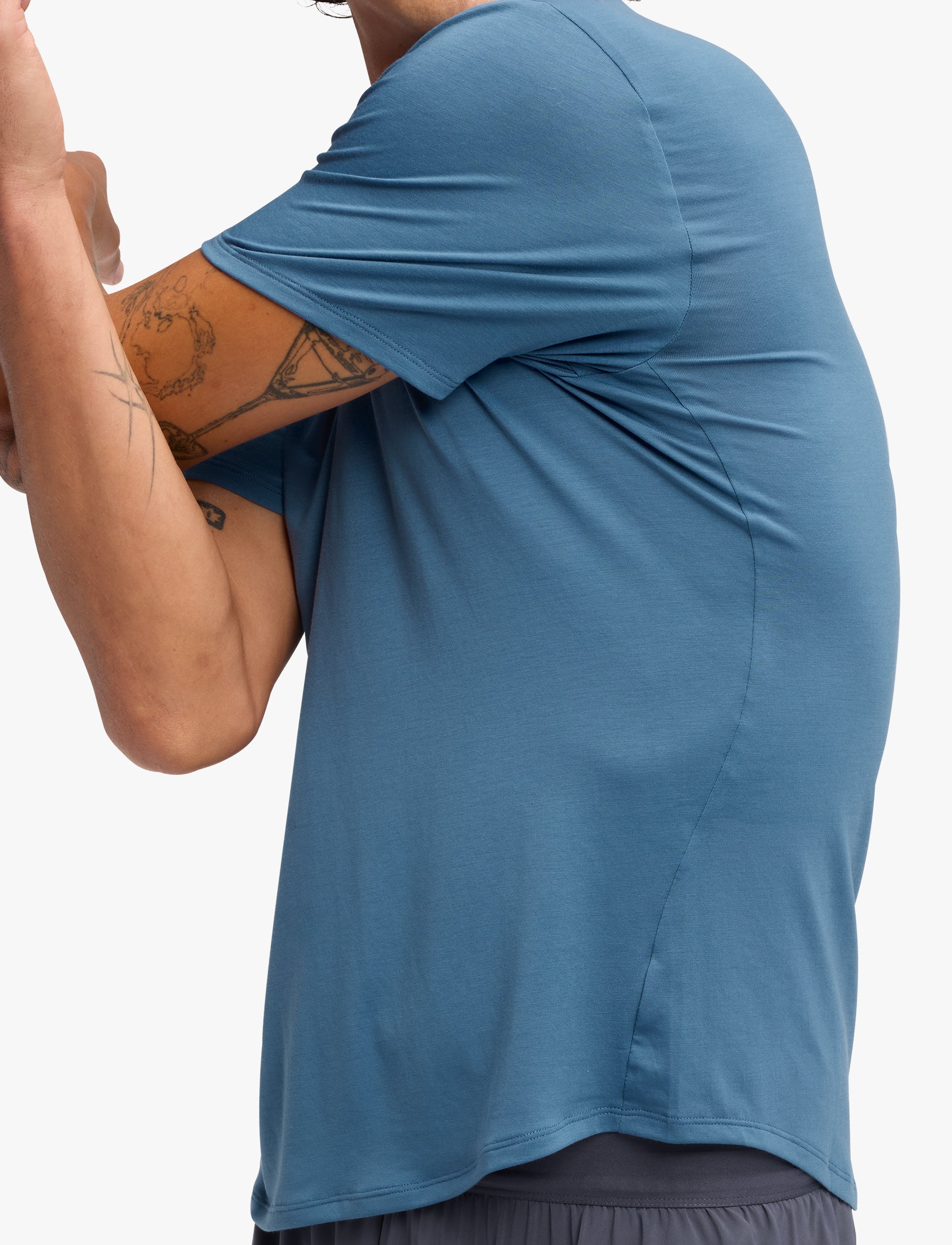 Hoka Essential Tee - חולצת טי שרוול קצר אסנשיאל לגברים בצבע לבן שמנת