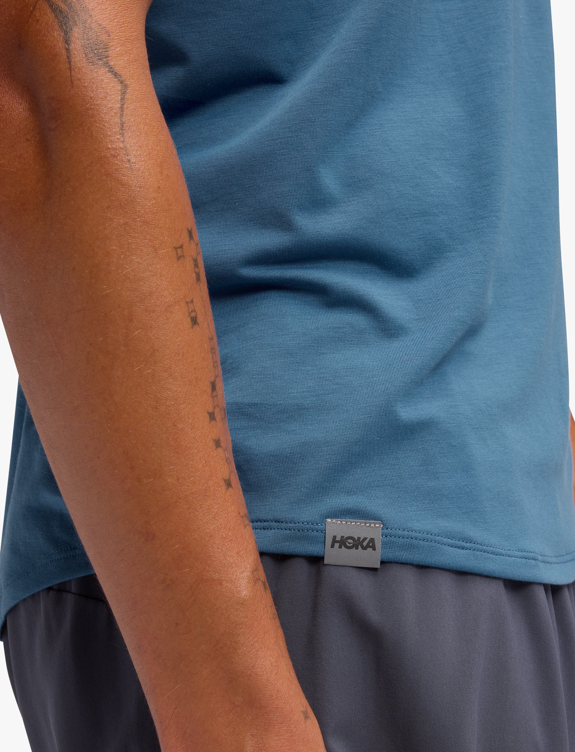 Hoka Essential Tee - חולצת טי שרוול קצר אסנשיאל לגברים בצבע לבן שמנת