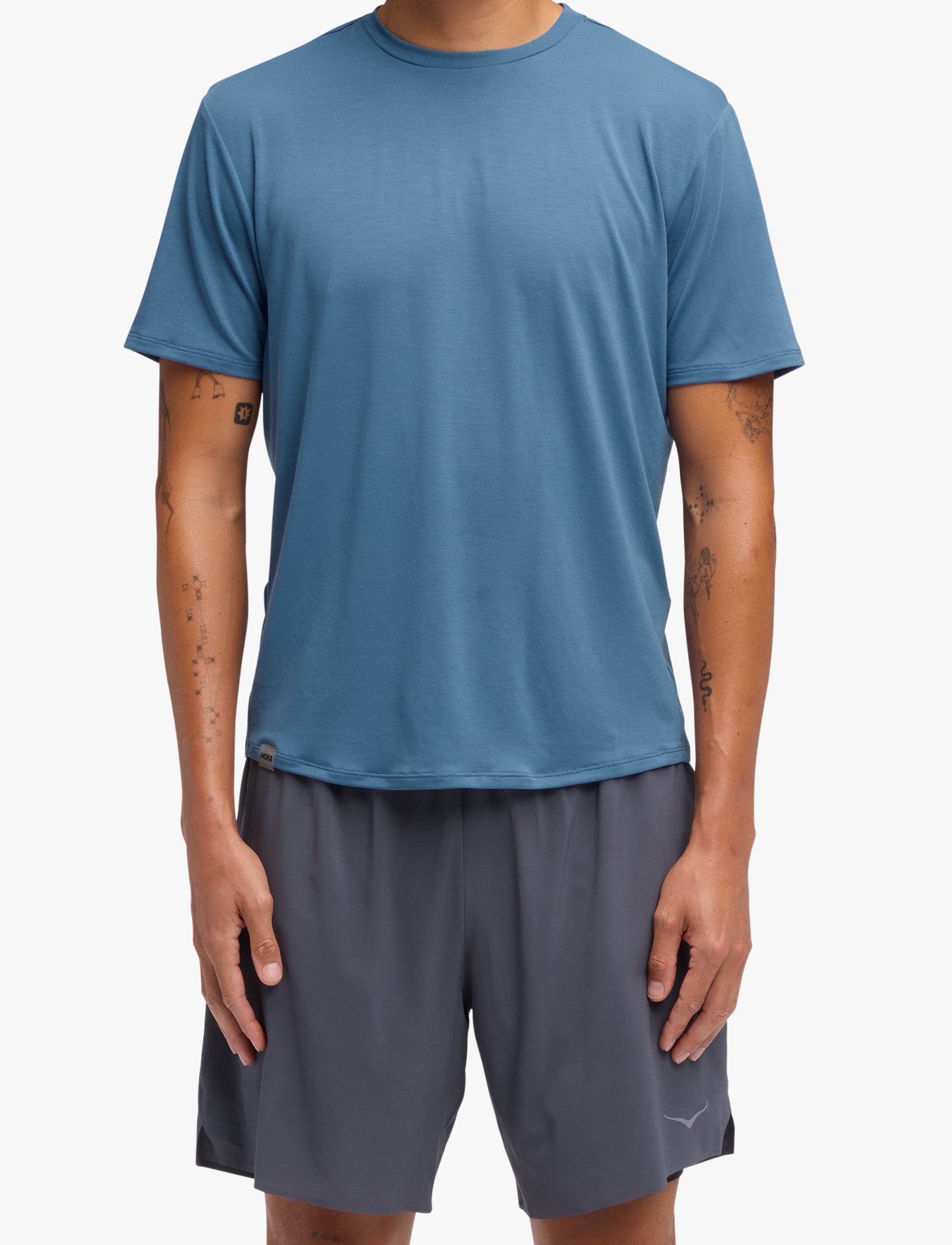Hoka Essential Tee - חולצת טי שרוול קצר אסנשיאל לגברים בצבע לבן שמנת