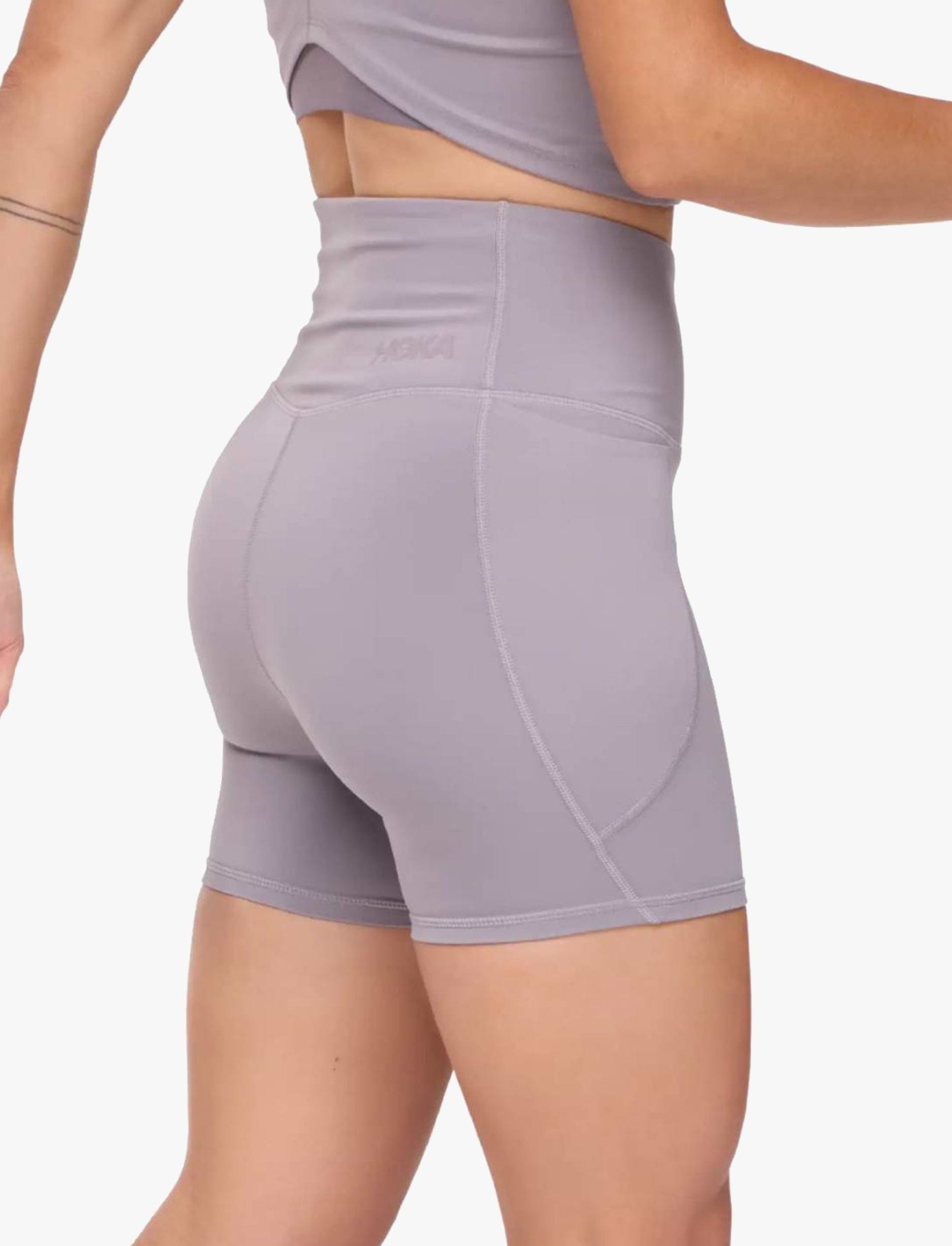 HOKA ELARO 5" BIKE SHORT - טייץ נשים קצר אלארו 5 אינצ' בצבע אסטרל
