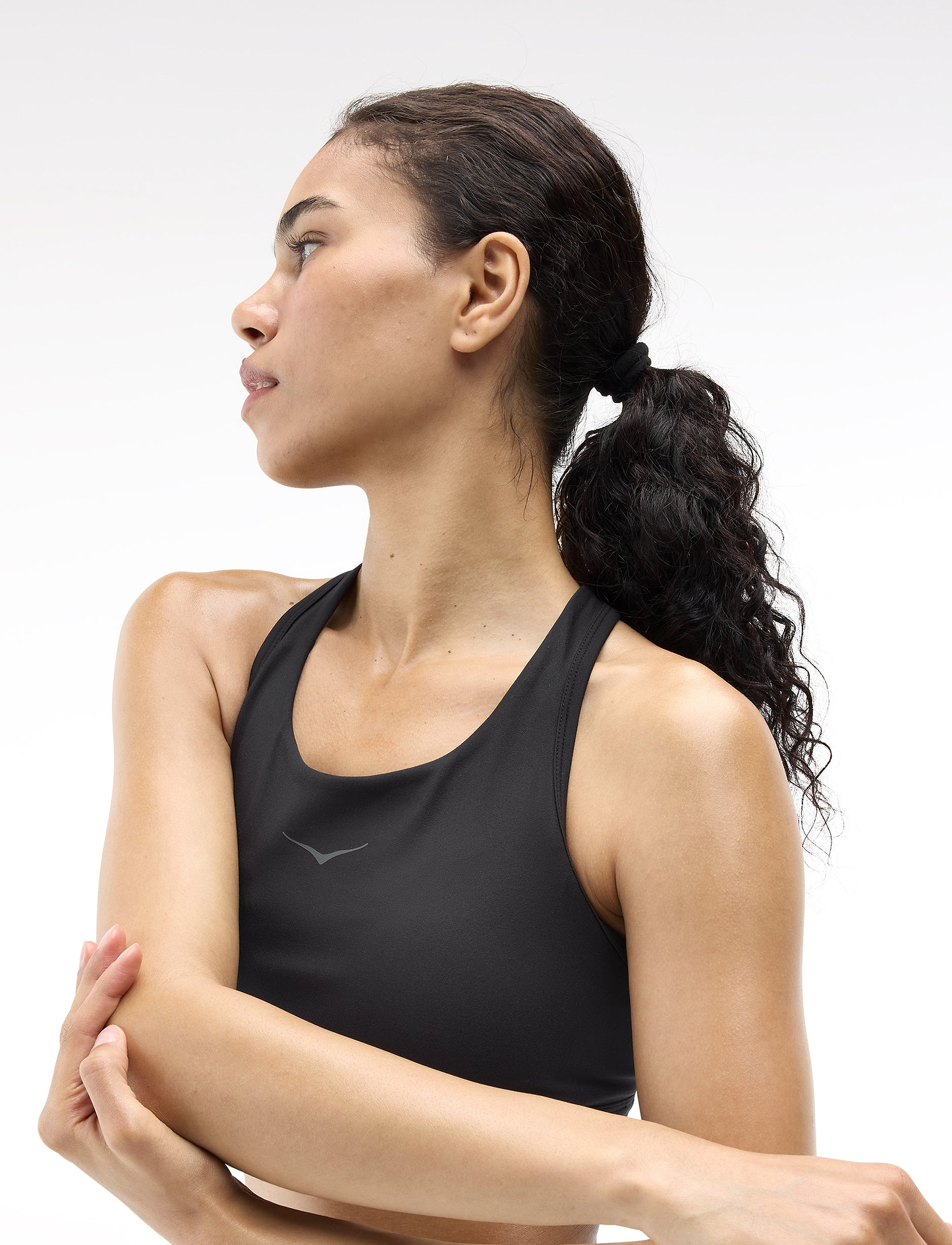 HOKA W HUPANA SPORTS BRA REMOVABLECUP - גוזיית ספורט הוקה לנשים בצבע שחור