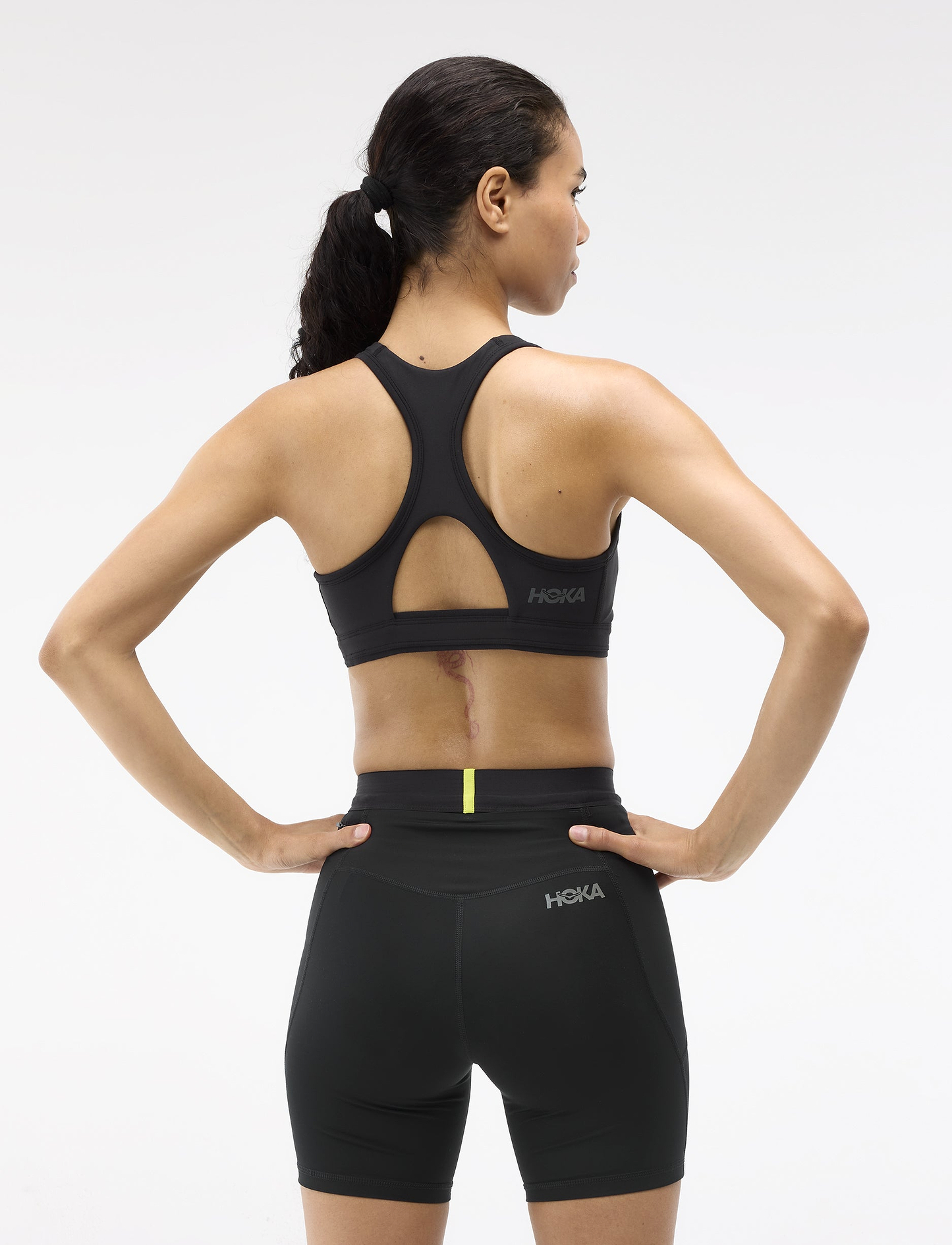 HOKA W HUPANA SPORTS BRA REMOVABLECUP - גוזיית ספורט הוקה לנשים בצבע שחור