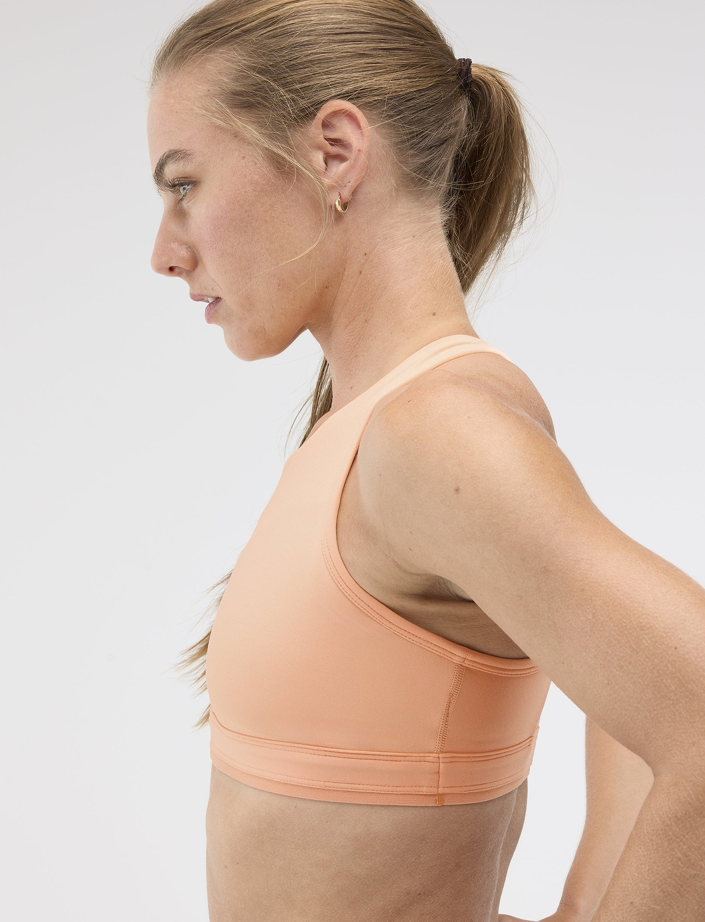 HOKA W HUPANA SPORTS BRA REMOVABLECUP - גוזיית ספורט הוקה לנשים בצבע כתום חיוור