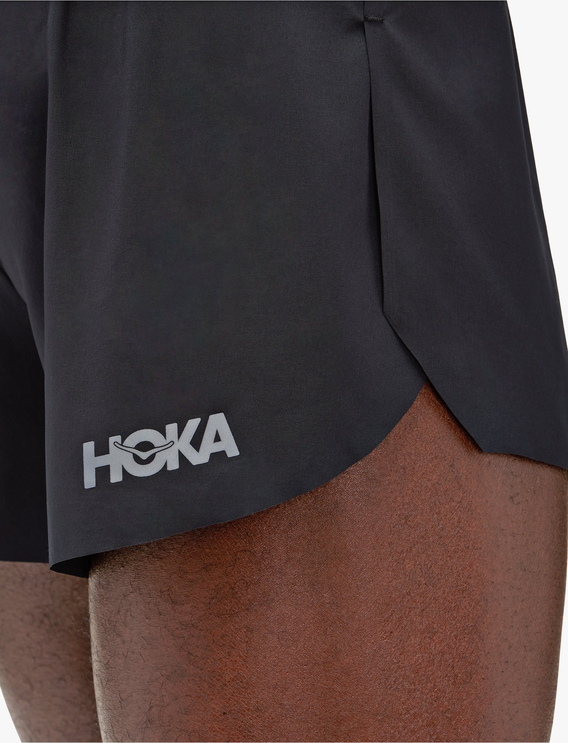 HOKA RACE DAY SPLIT SHORT - מכנסי ריצה תחרות קצרים לגברים בצבע שחור