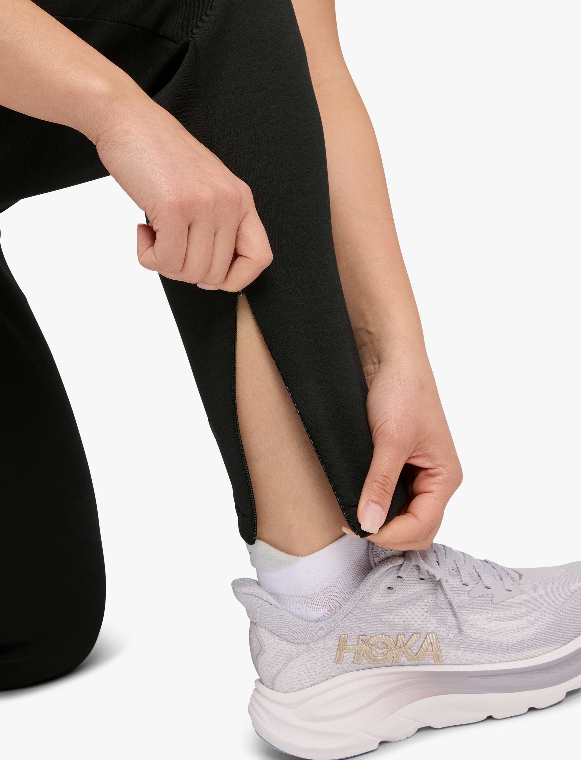 Hoka Essential Recovery Pant - מכנסי הוקה לנשים בצבע שחור
