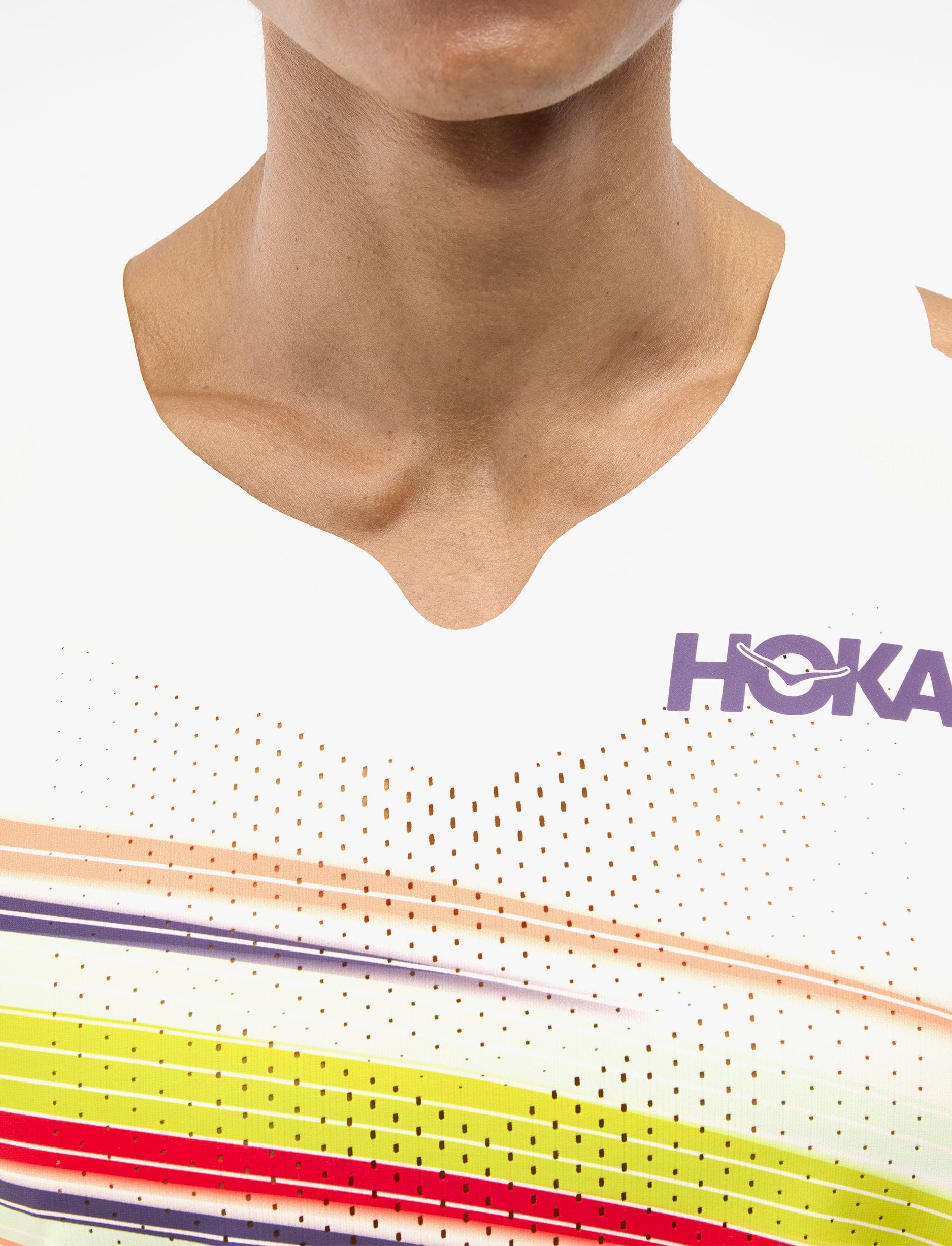 Hoka Race Day Singlet - גופיית ספורט הוקה לגברים בצבע אלבסטר פלייר
