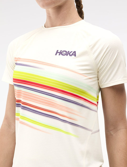 HOKA W RACE DAY SHORT SLEEVE - חולצת ספורט הוקה לנשים בצבע אלבסטר פלייר