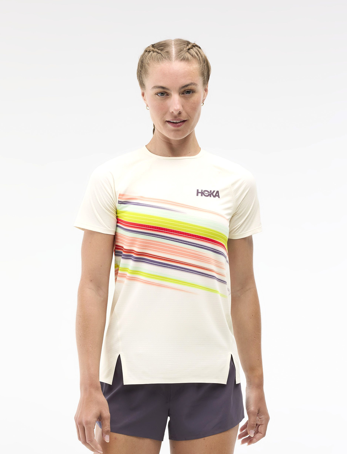 HOKA W RACE DAY SHORT SLEEVE - חולצת ספורט הוקה לנשים בצבע אלבסטר פלייר