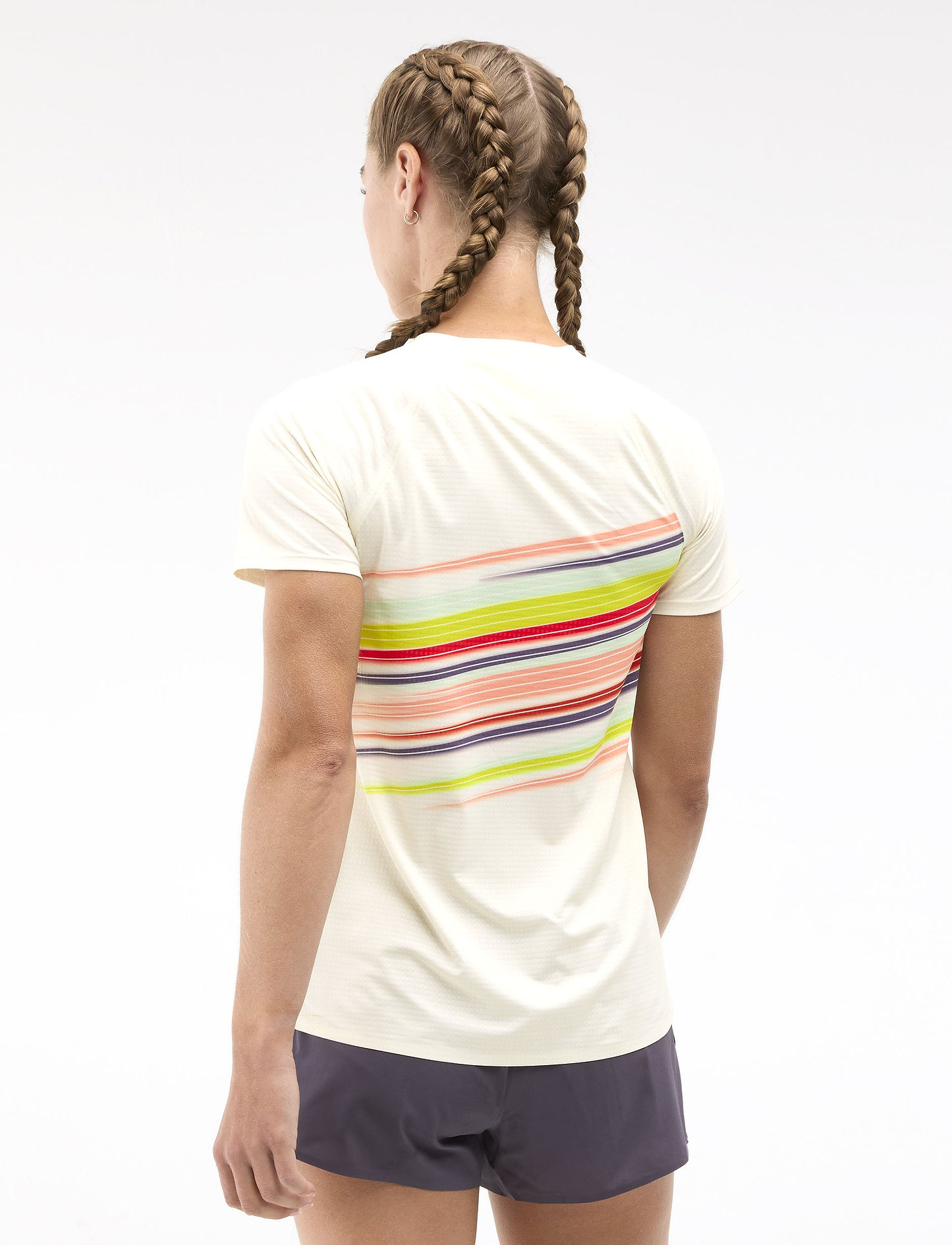 HOKA W RACE DAY SHORT SLEEVE - חולצת ספורט הוקה לנשים בצבע אלבסטר פלייר