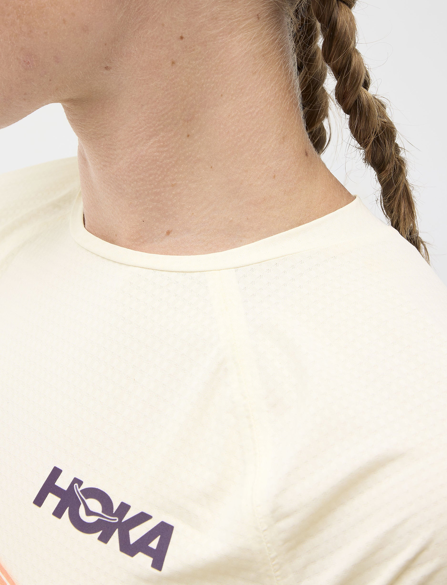 HOKA W RACE DAY SHORT SLEEVE - חולצת ספורט הוקה לנשים בצבע אלבסטר פלייר